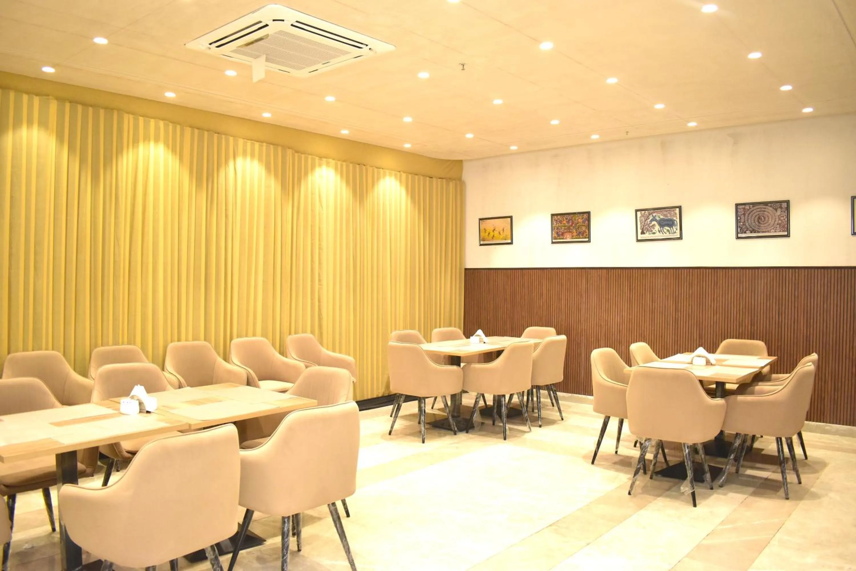 Restaurant/places to eat in Qotel Signature Coleman Janakpuri