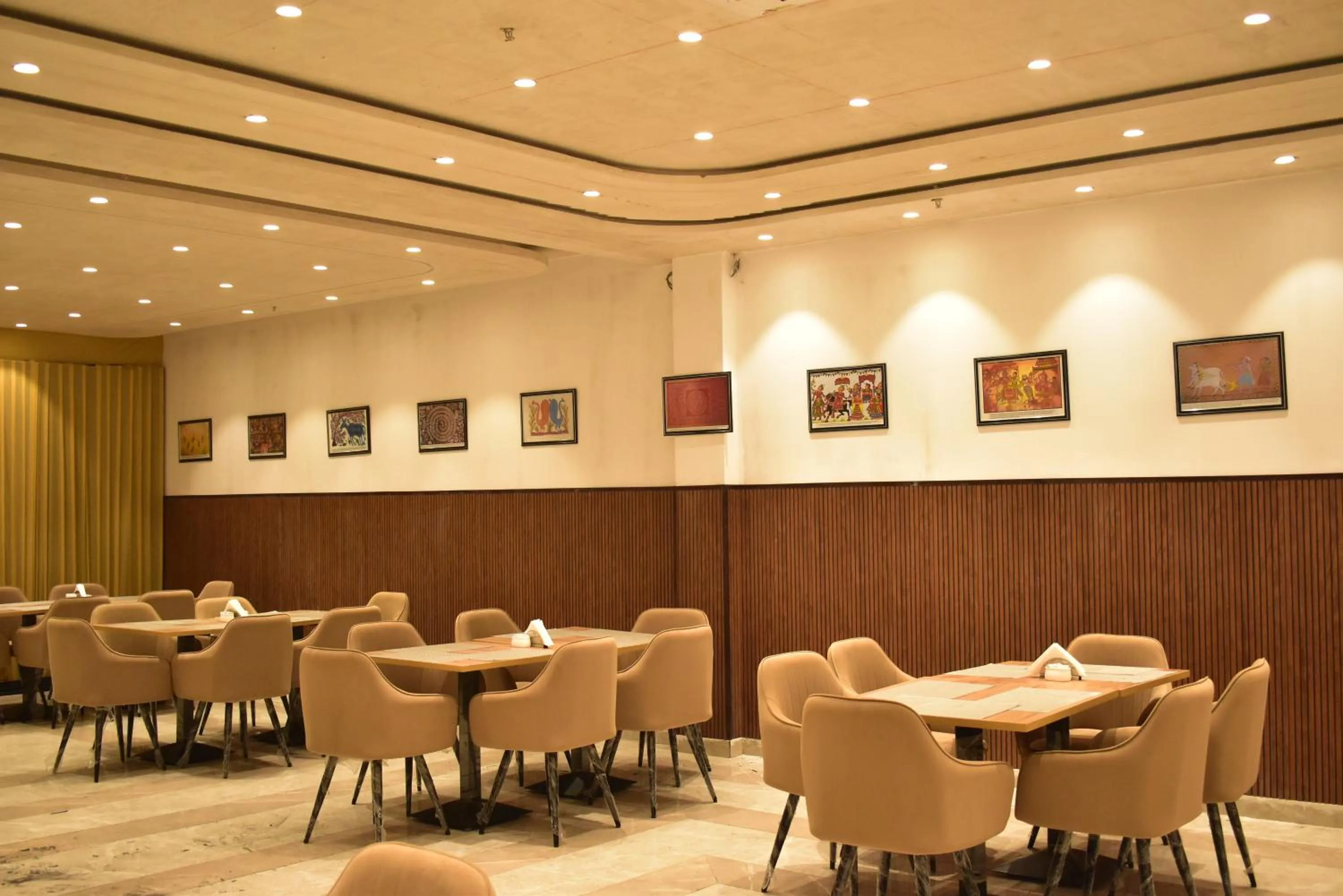 Restaurant/places to eat in Qotel Signature Coleman Janakpuri
