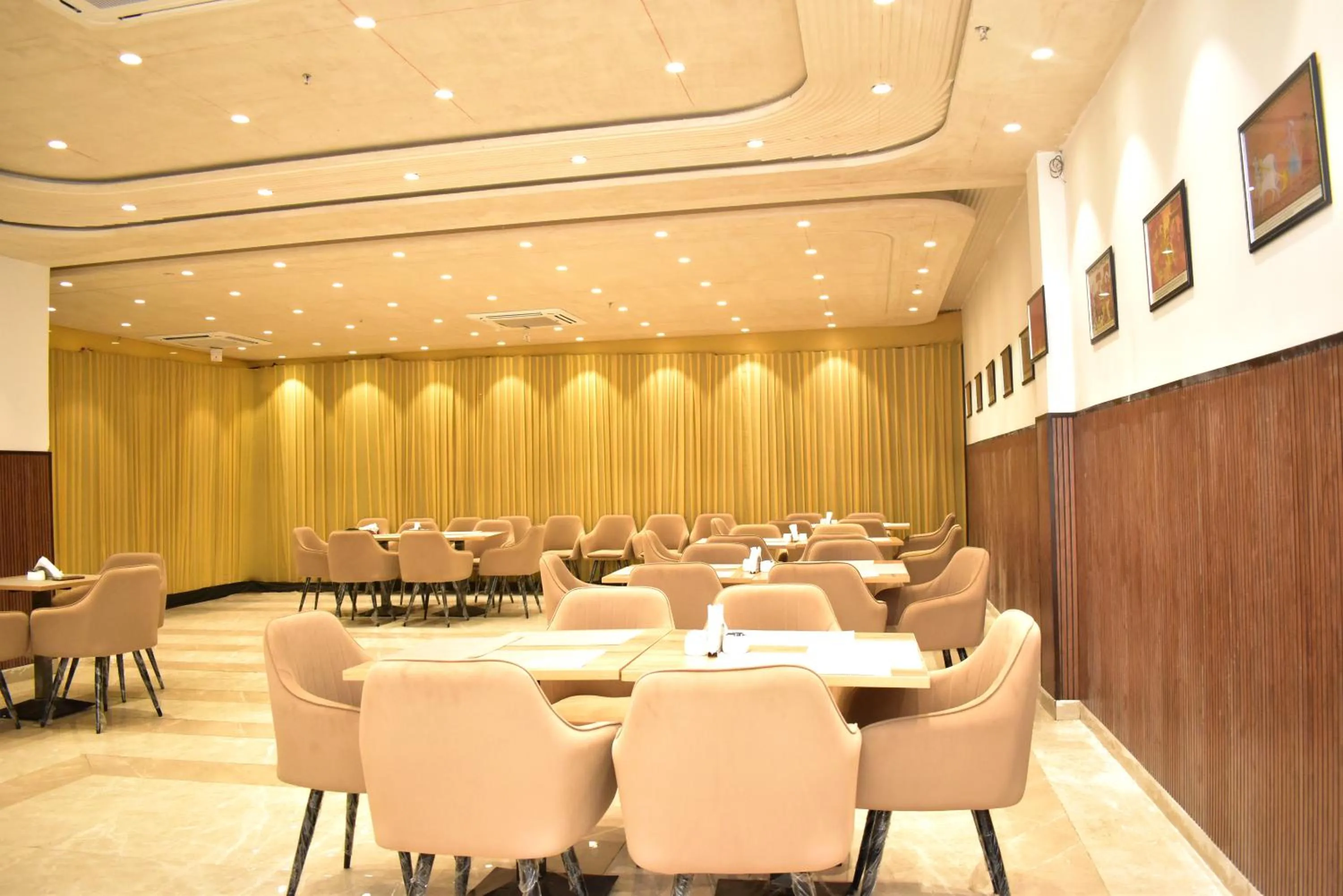 Restaurant/places to eat in Qotel Signature Coleman Janakpuri