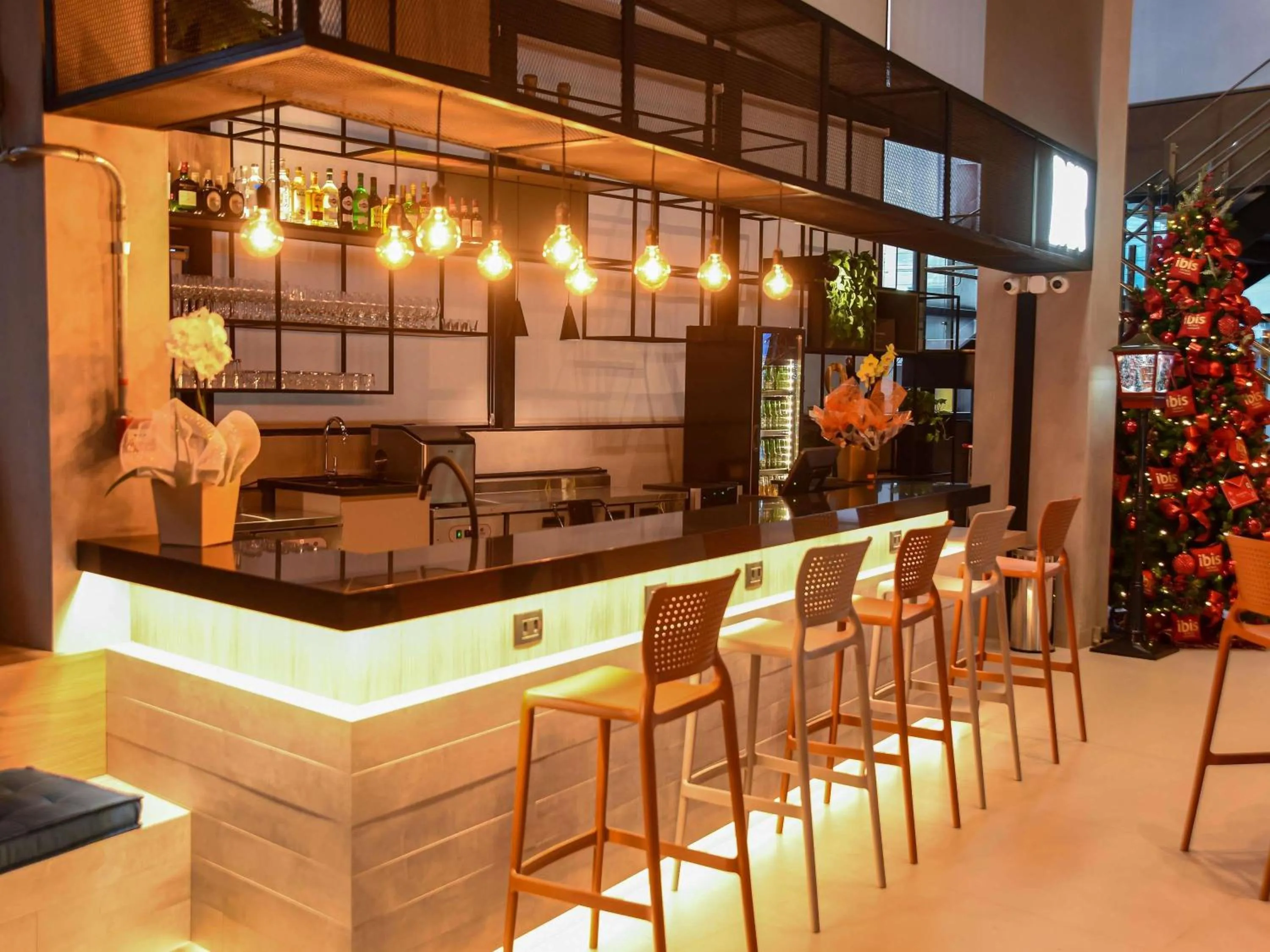 Lounge or bar in ibis Tangará Da Serra