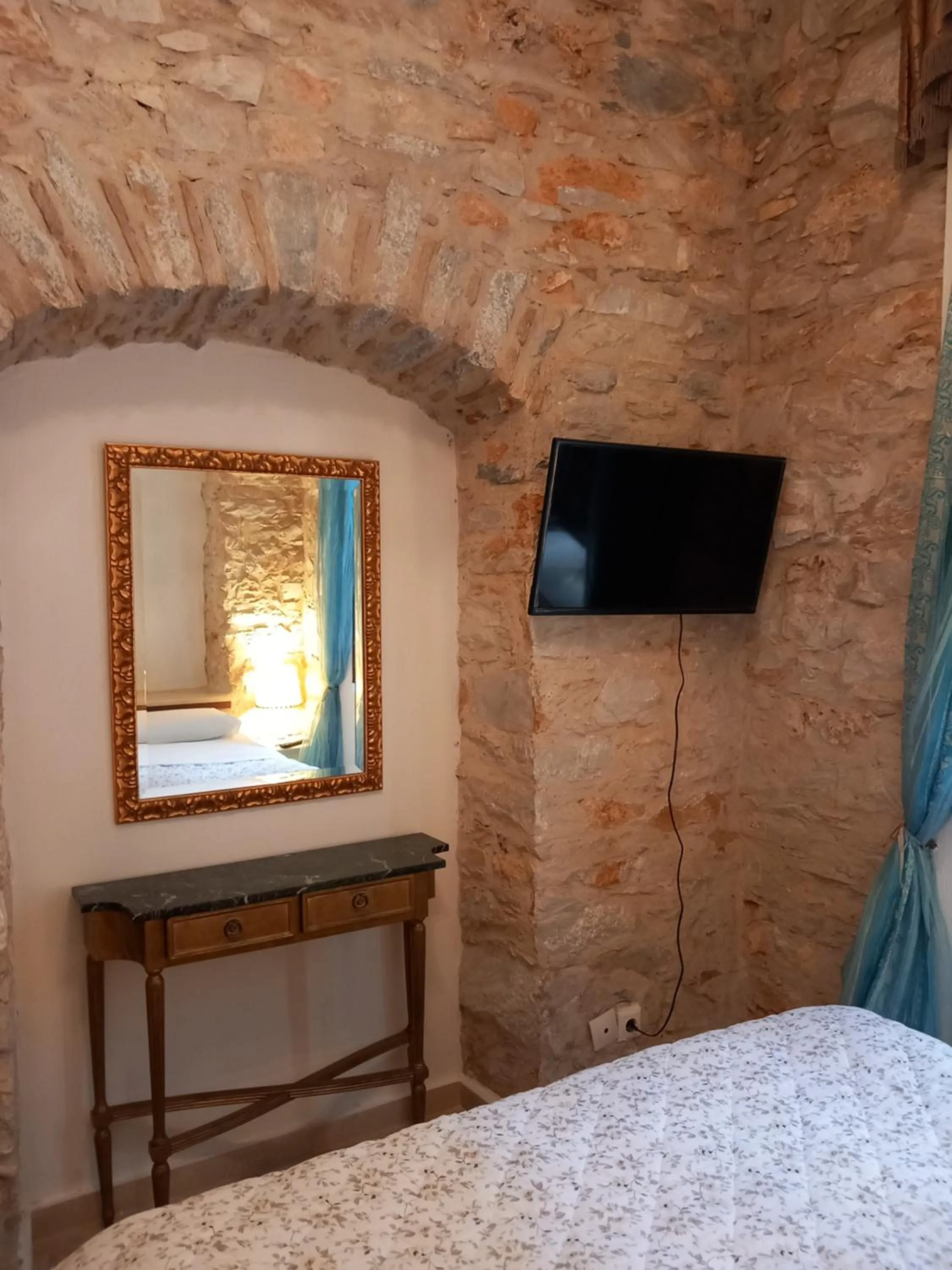 TV and multimedia in Tsopela Boutique Hotel