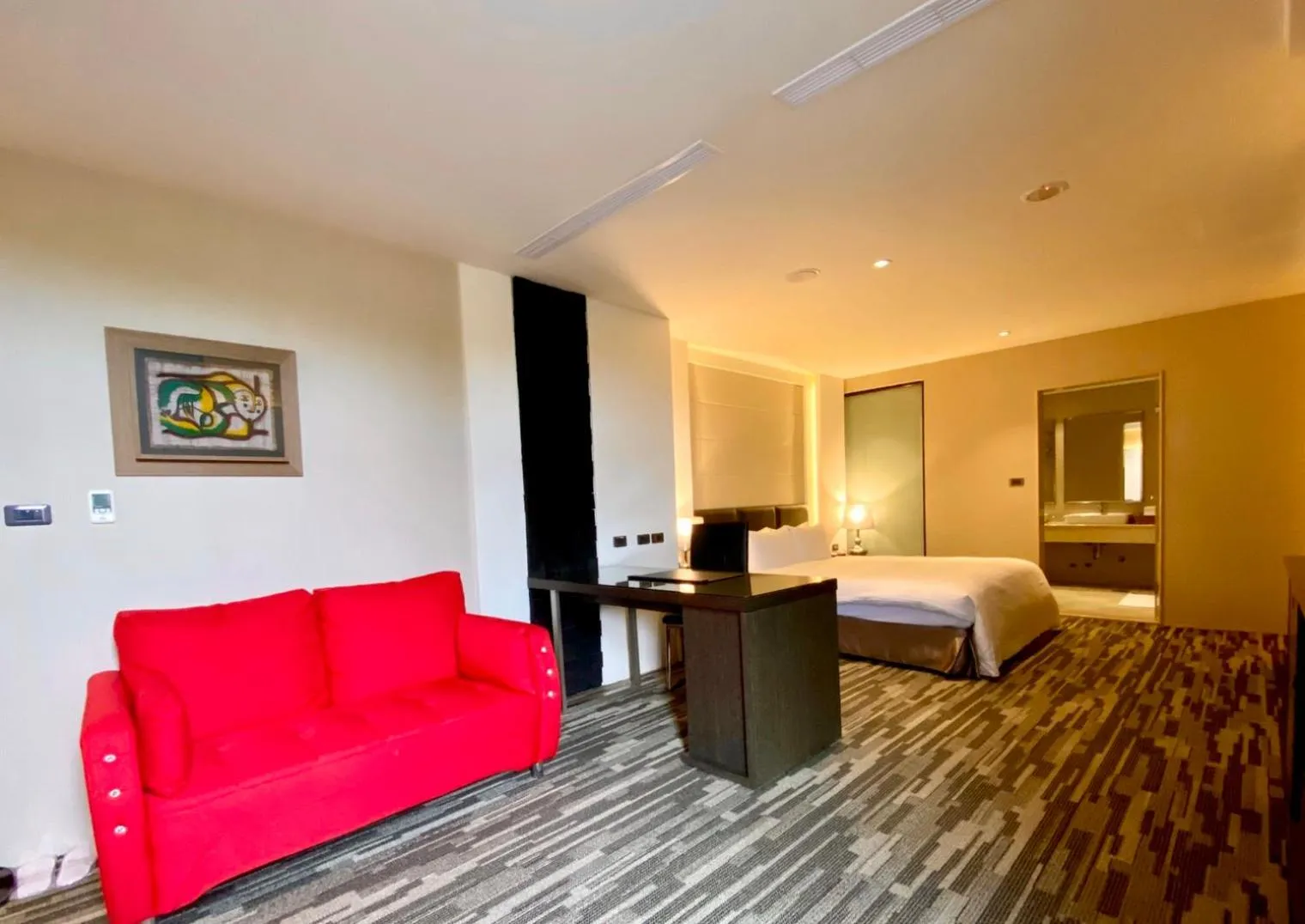 Photo of the whole room, Bed in Chiayi Oriental Pearl International Hotel