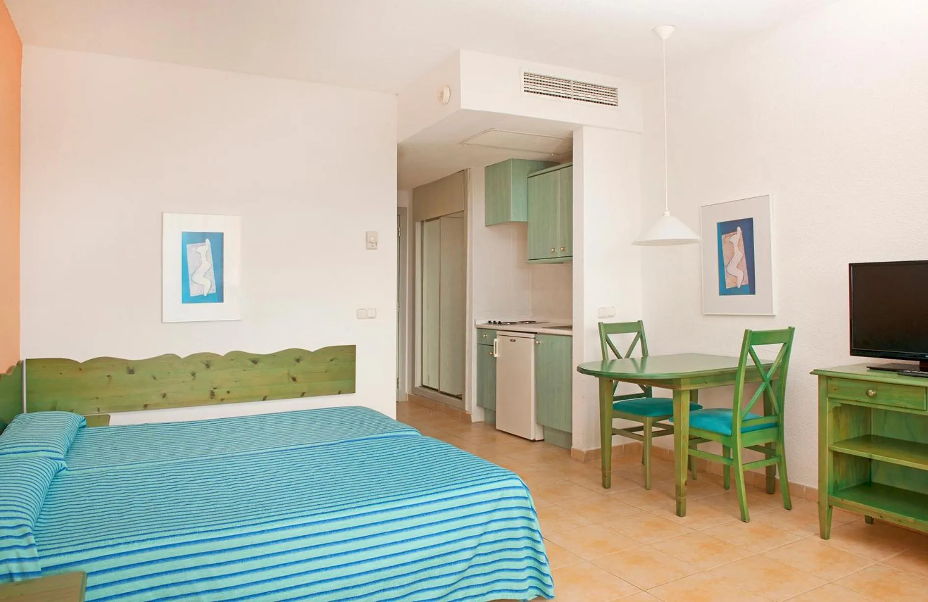 Kitchen or kitchenette, Bed in Iberostar Waves Ciudad Blanca