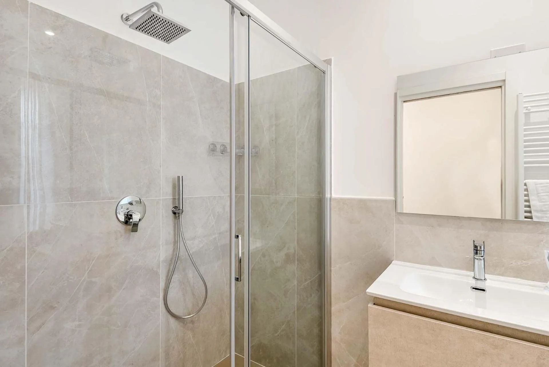 Shower in Dreams Guest House