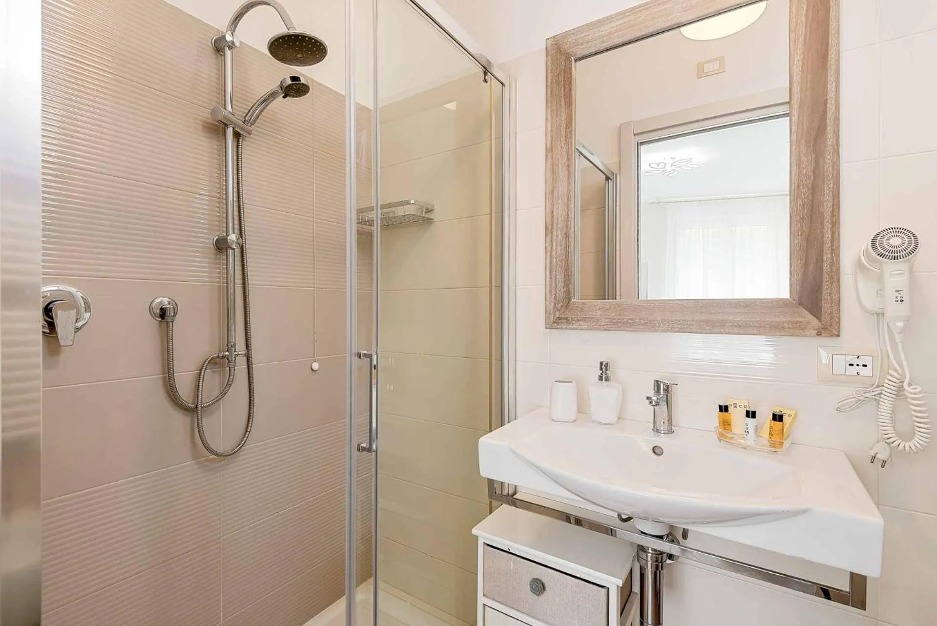 Shower in Dreams Guest House