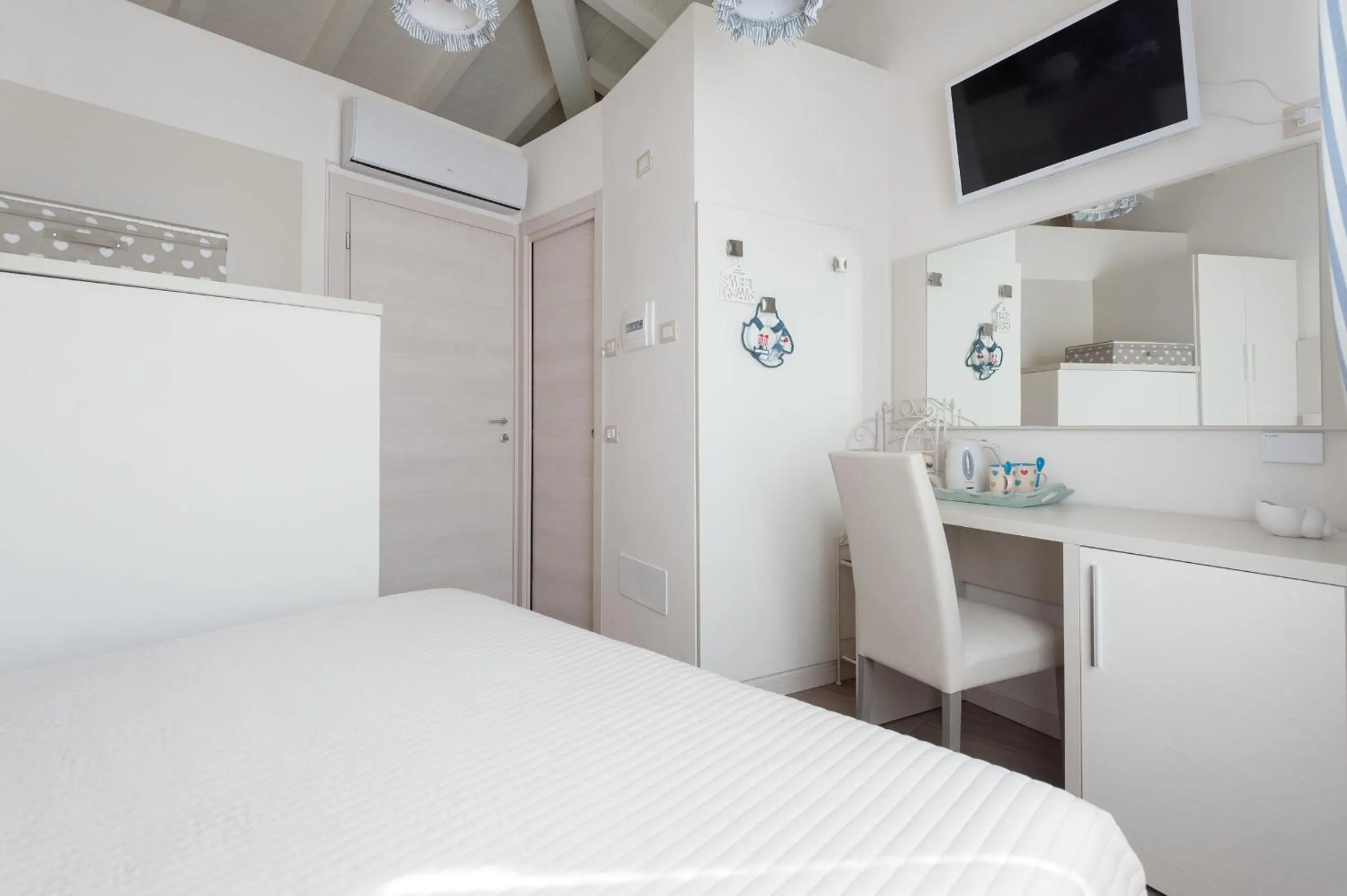 Decorative detail, Bed in Dreams Guest House