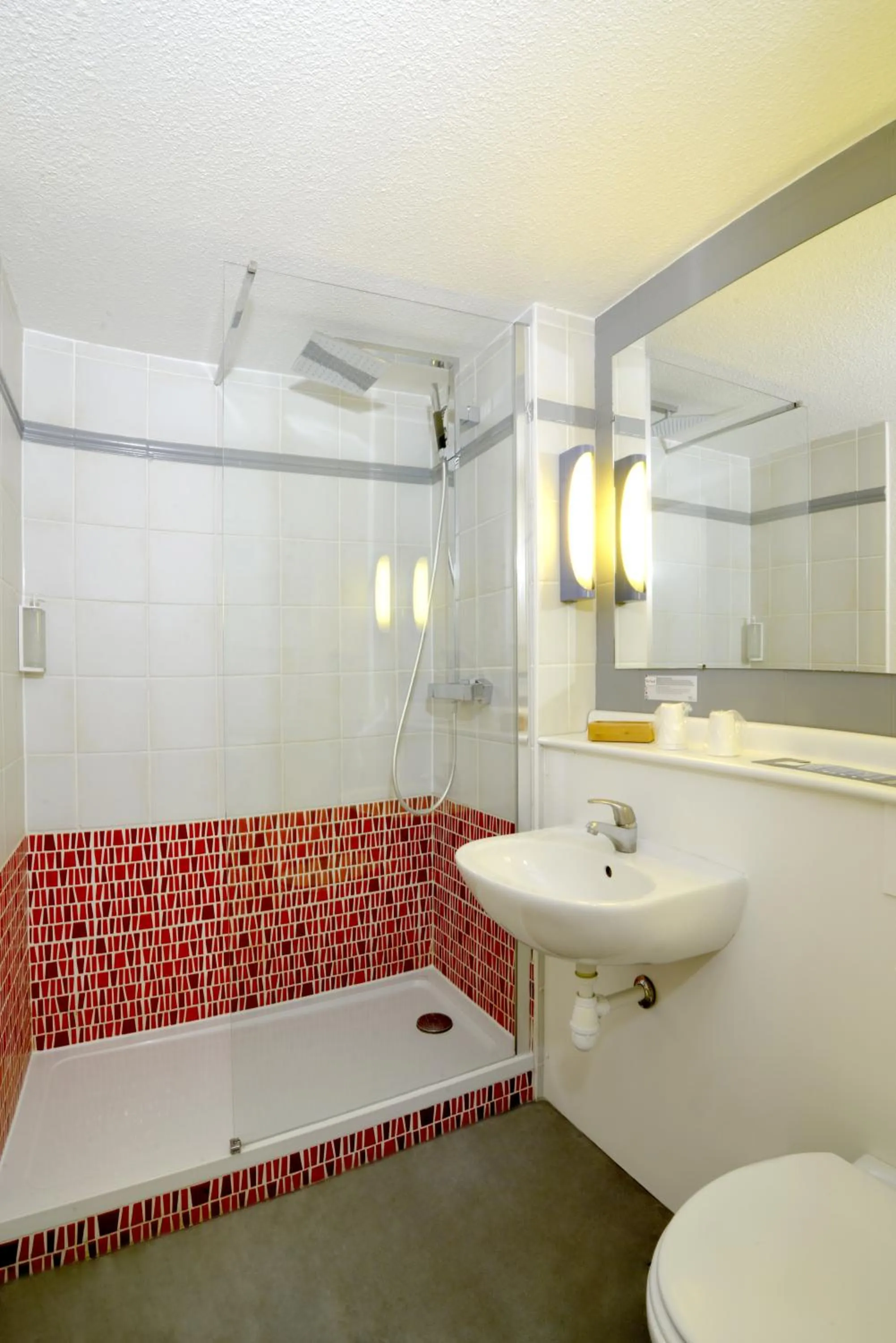 Bathroom in Kyriad Rouen Sud - Oissel