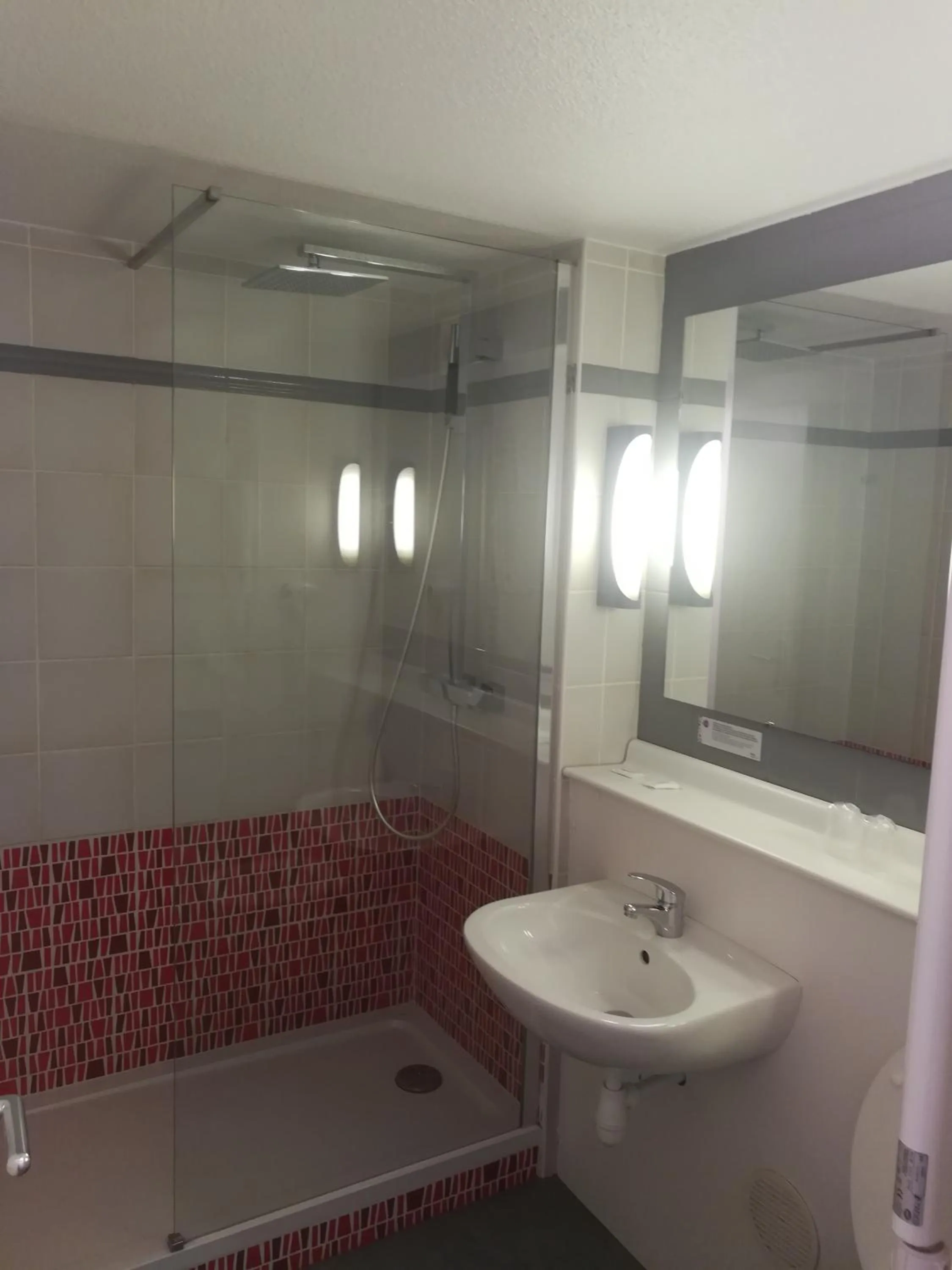 Shower in Kyriad Rouen Sud - Oissel