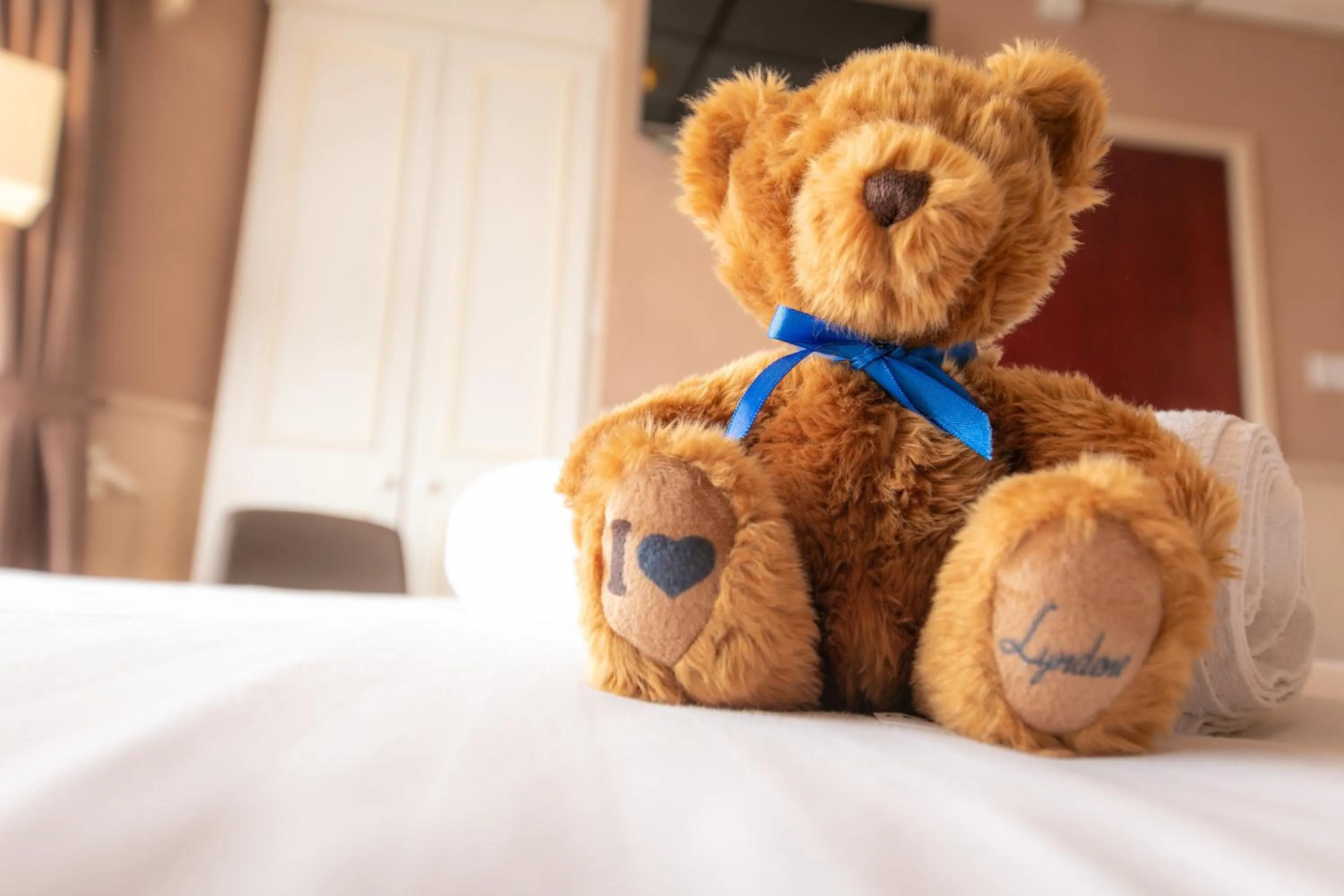 Bedroom, Bed in Lyndene Hotel