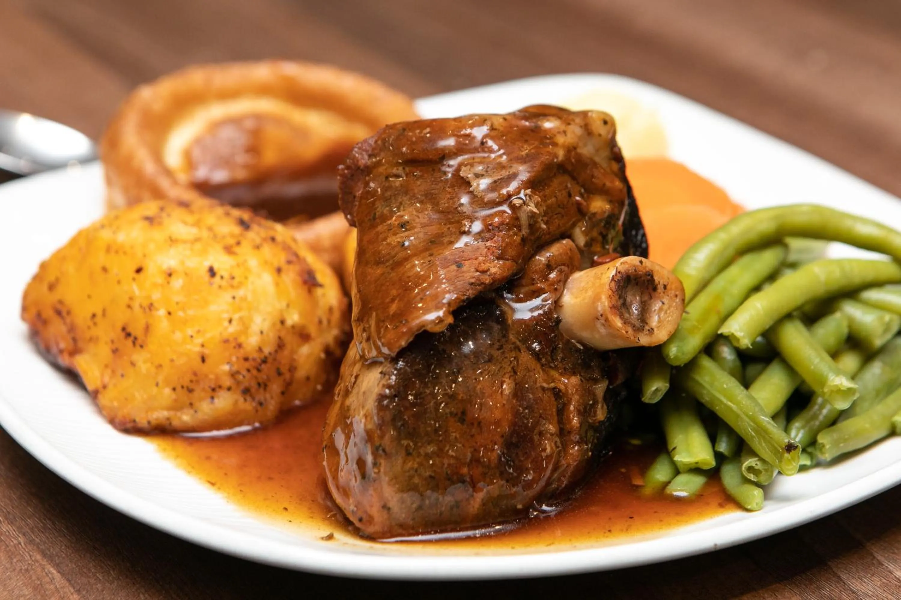 Food and drinks in Lyndene Hotel