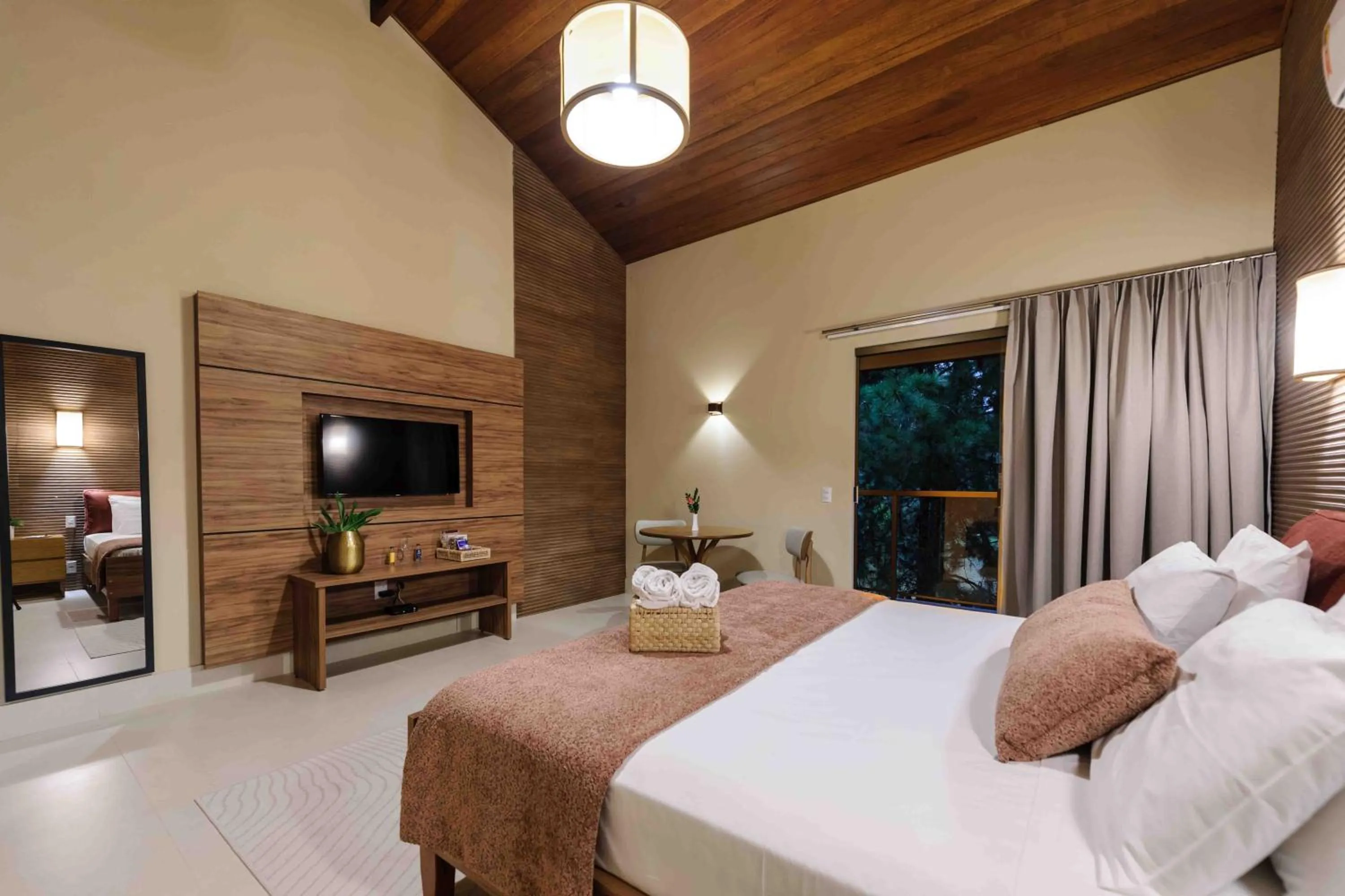 Communal lounge/ TV room, Bed in Sítio dos Lagos