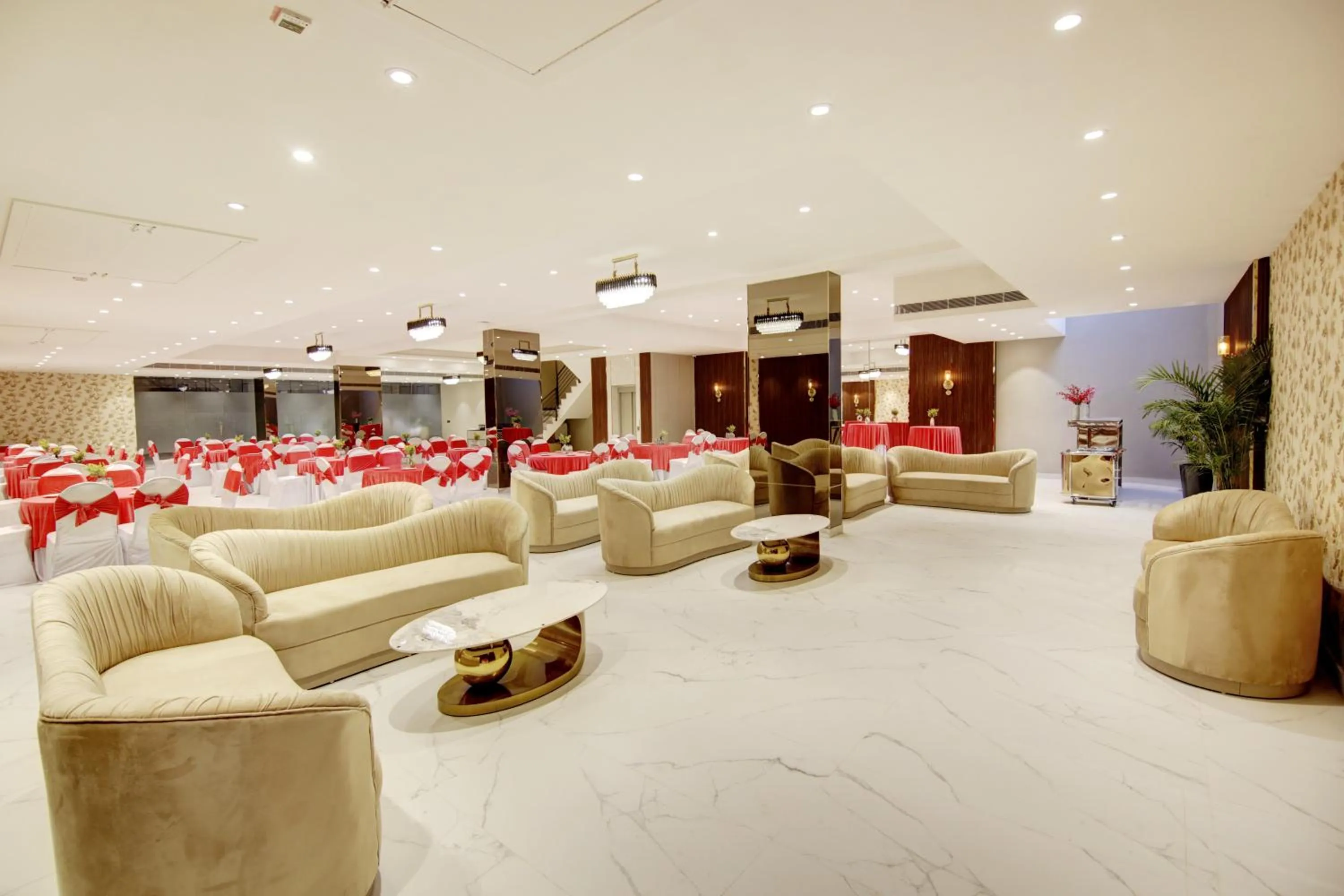 TV and multimedia in Saltstayz Premier - Galleria Market Road & Sector 27