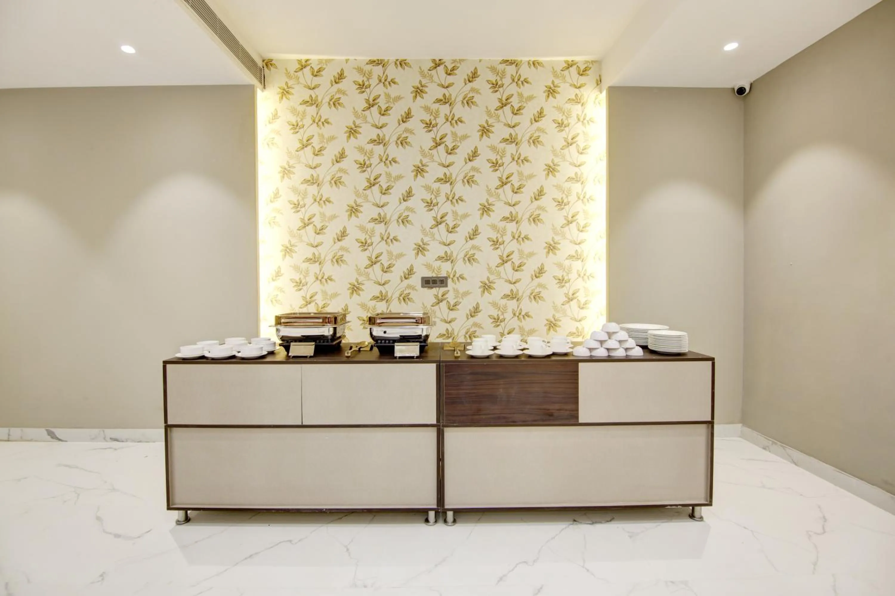 Restaurant/places to eat in Saltstayz Premier - Galleria Market Road & Sector 27