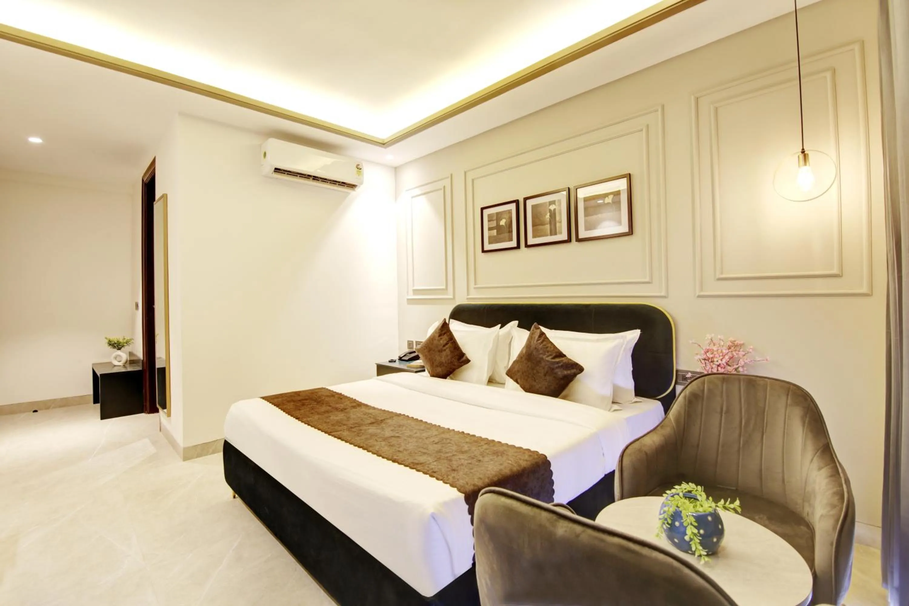 Bed in Saltstayz Premier - Galleria Market Road & Sector 27