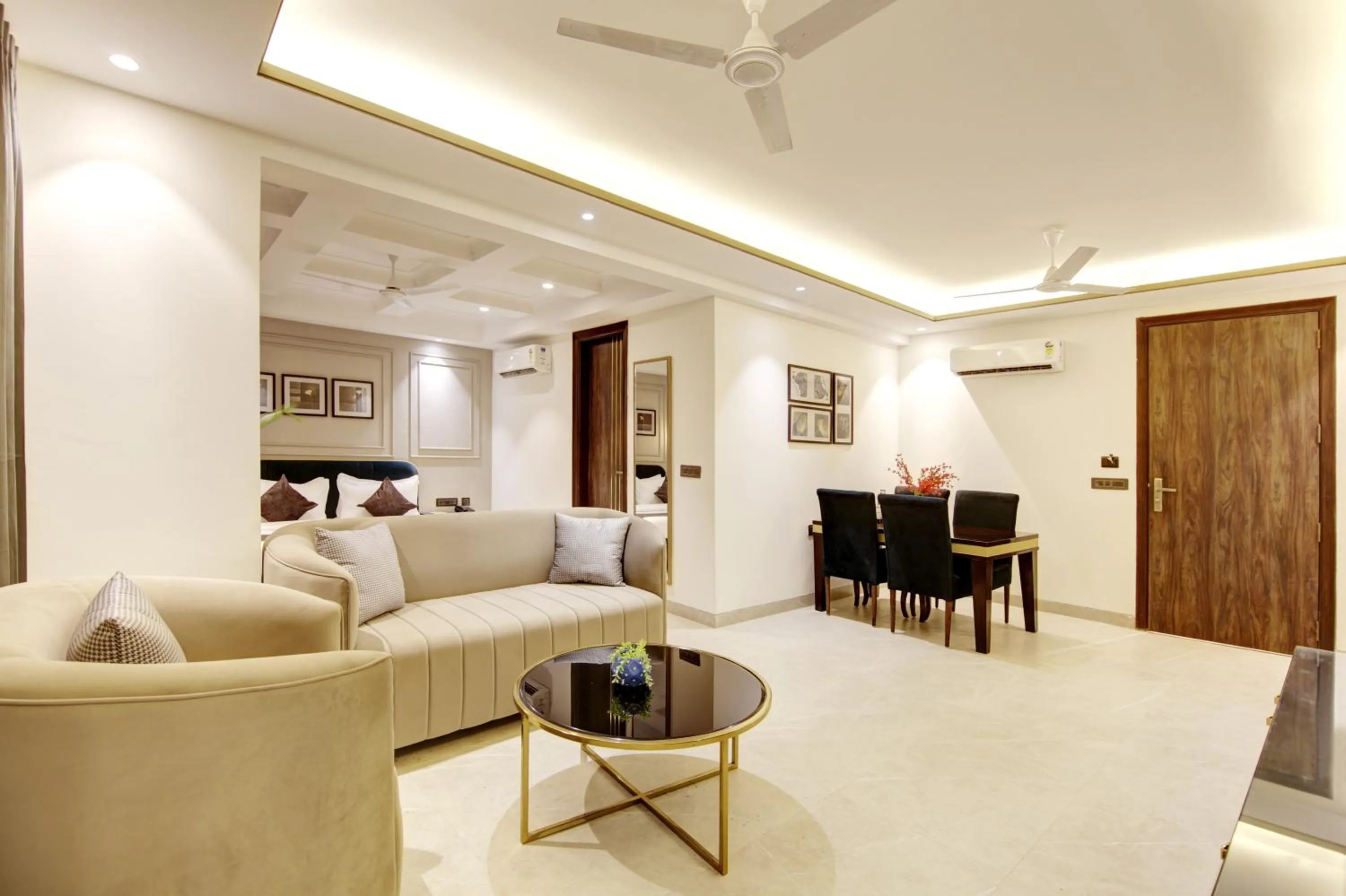 TV and multimedia in Saltstayz Premier - Galleria Market Road & Sector 27