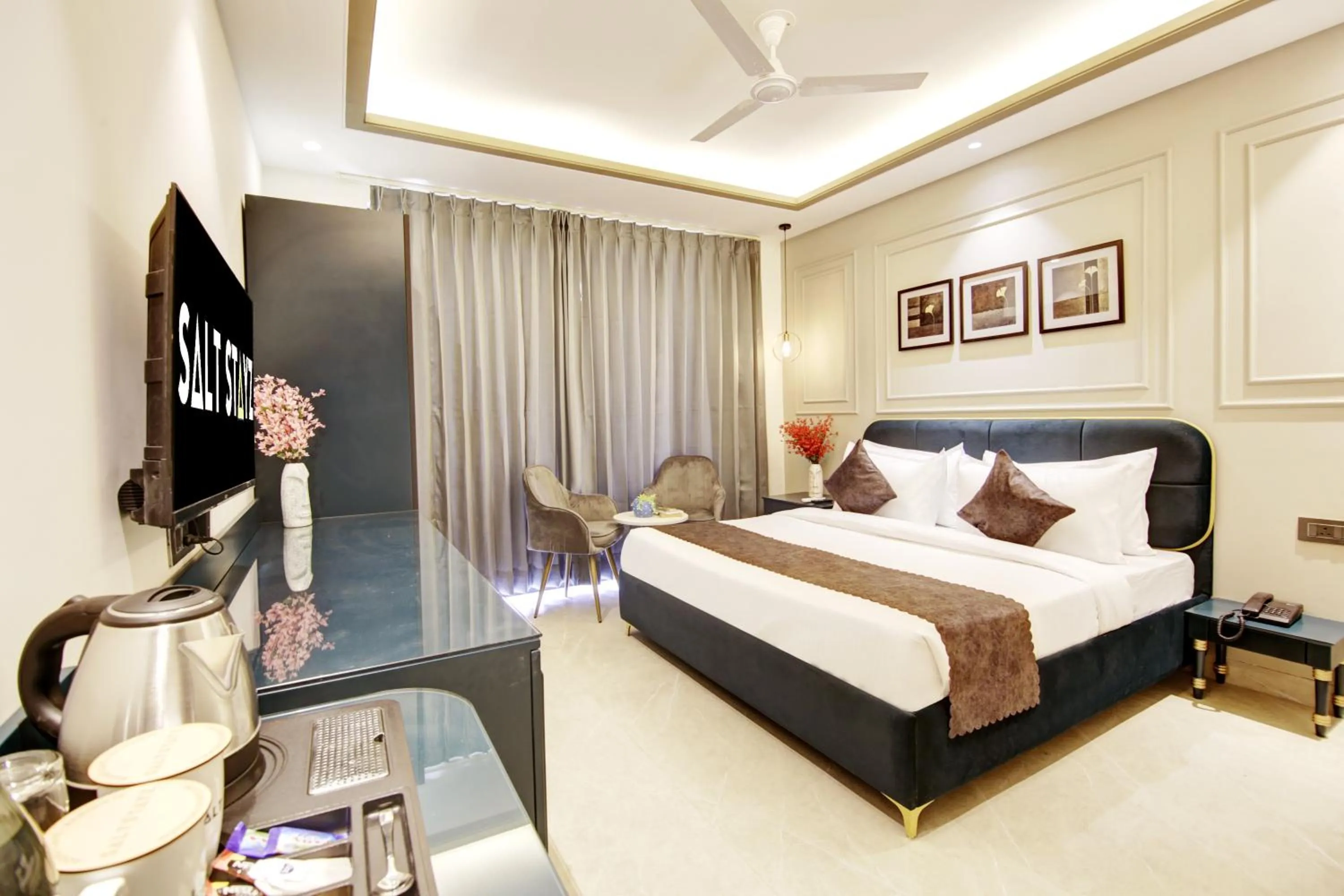 Communal lounge/ TV room, Bed in Saltstayz Premier - Galleria Market Road & Sector 27