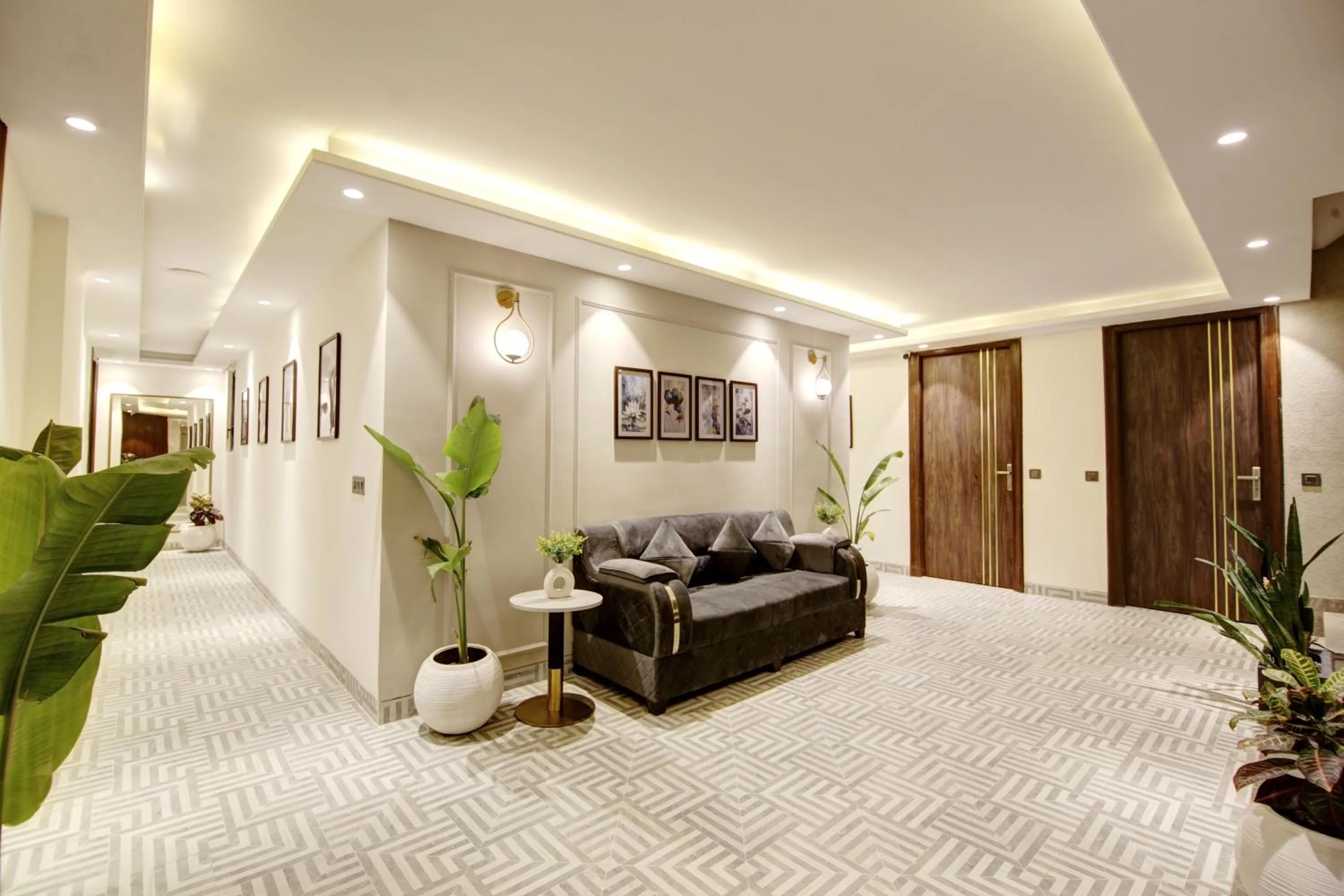 Lobby or reception in Saltstayz Premier - Galleria Market Road & Sector 27