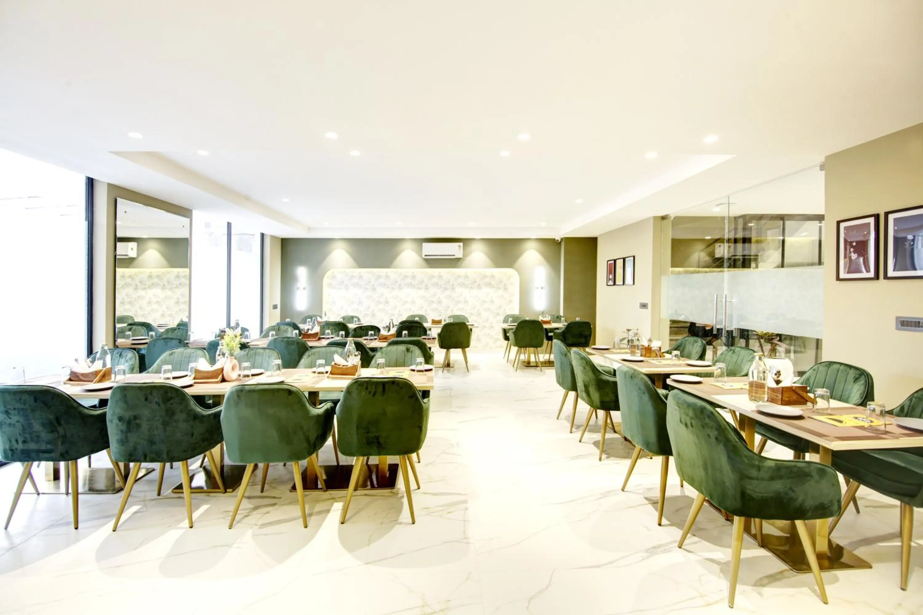 Restaurant/places to eat in Saltstayz Premier - Galleria Market Road & Sector 27