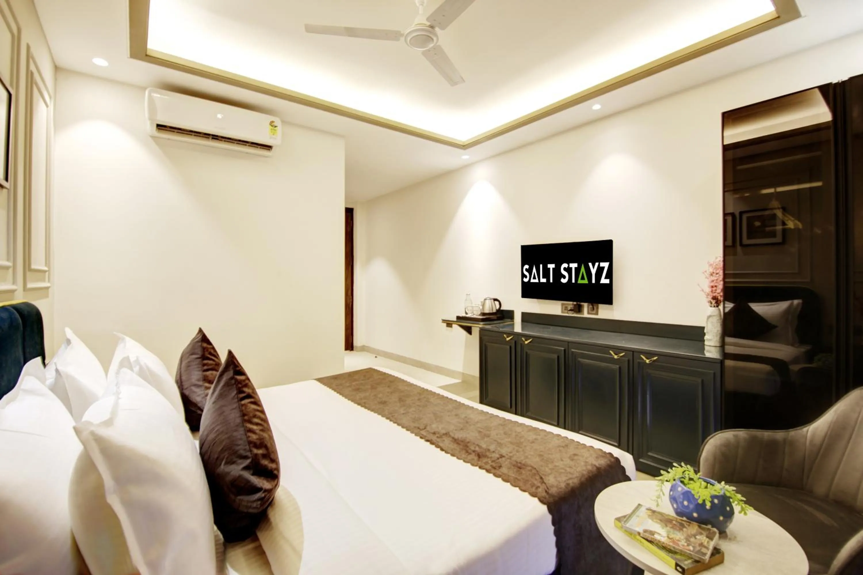 Communal lounge/ TV room in Saltstayz Premier - Galleria Market Road & Sector 27