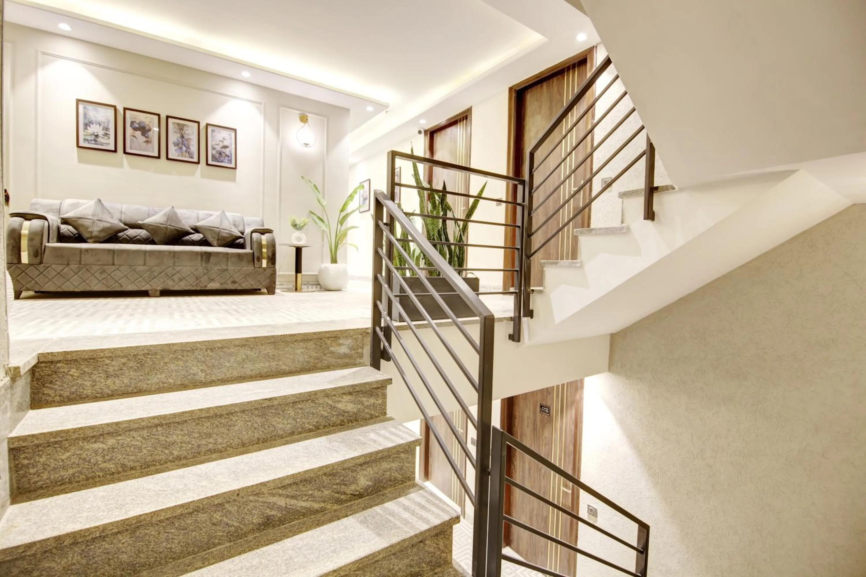 Seating area in Saltstayz Premier - Galleria Market Road & Sector 27