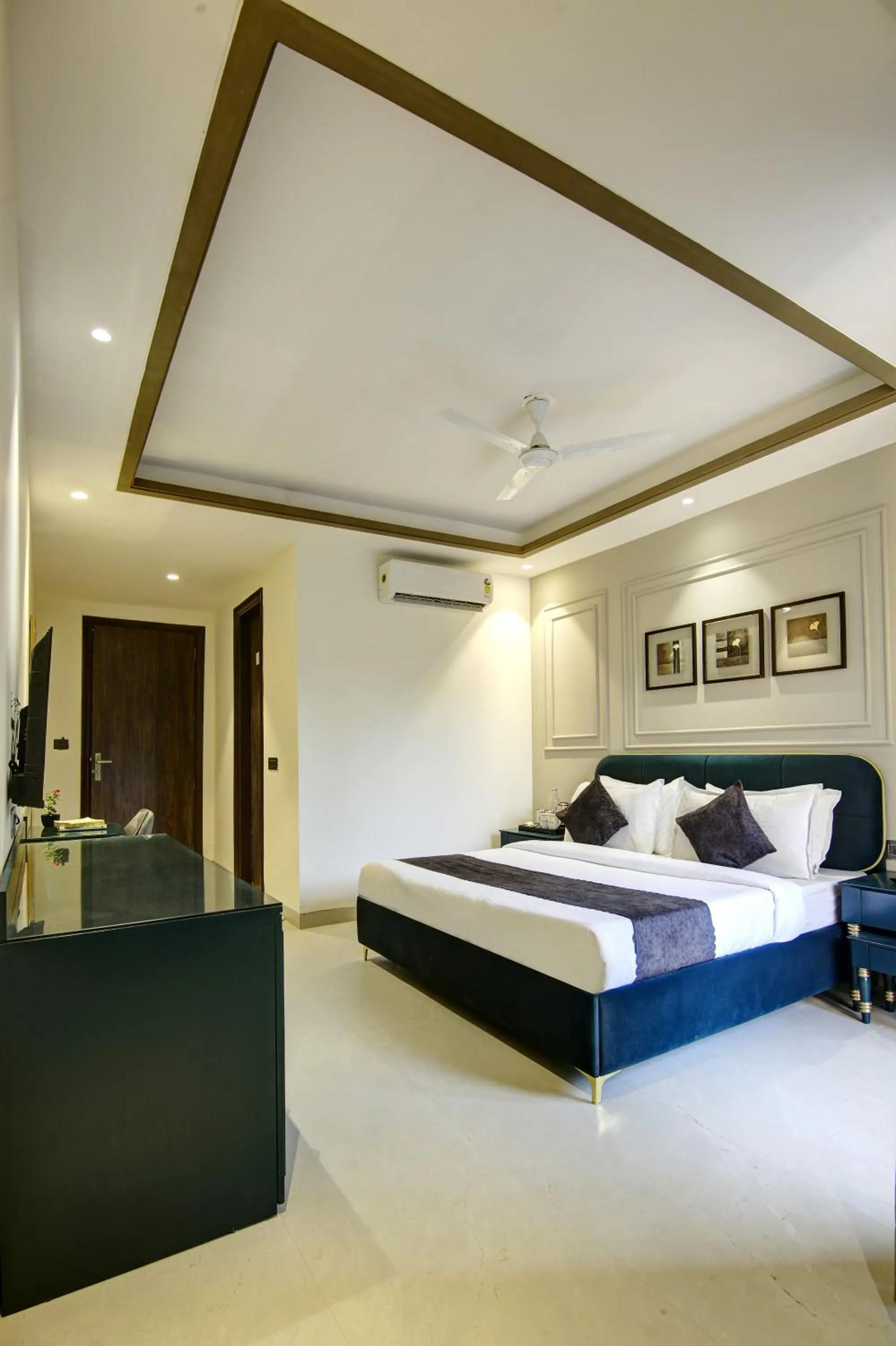 Bed in Saltstayz Premier - Galleria Market Road & Sector 27