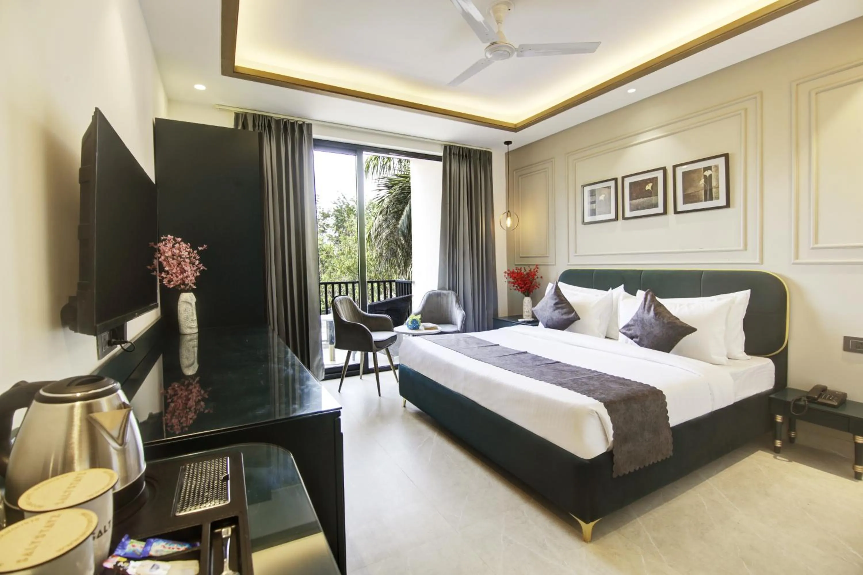 Communal lounge/ TV room, Bed in Saltstayz Premier - Galleria Market Road & Sector 27