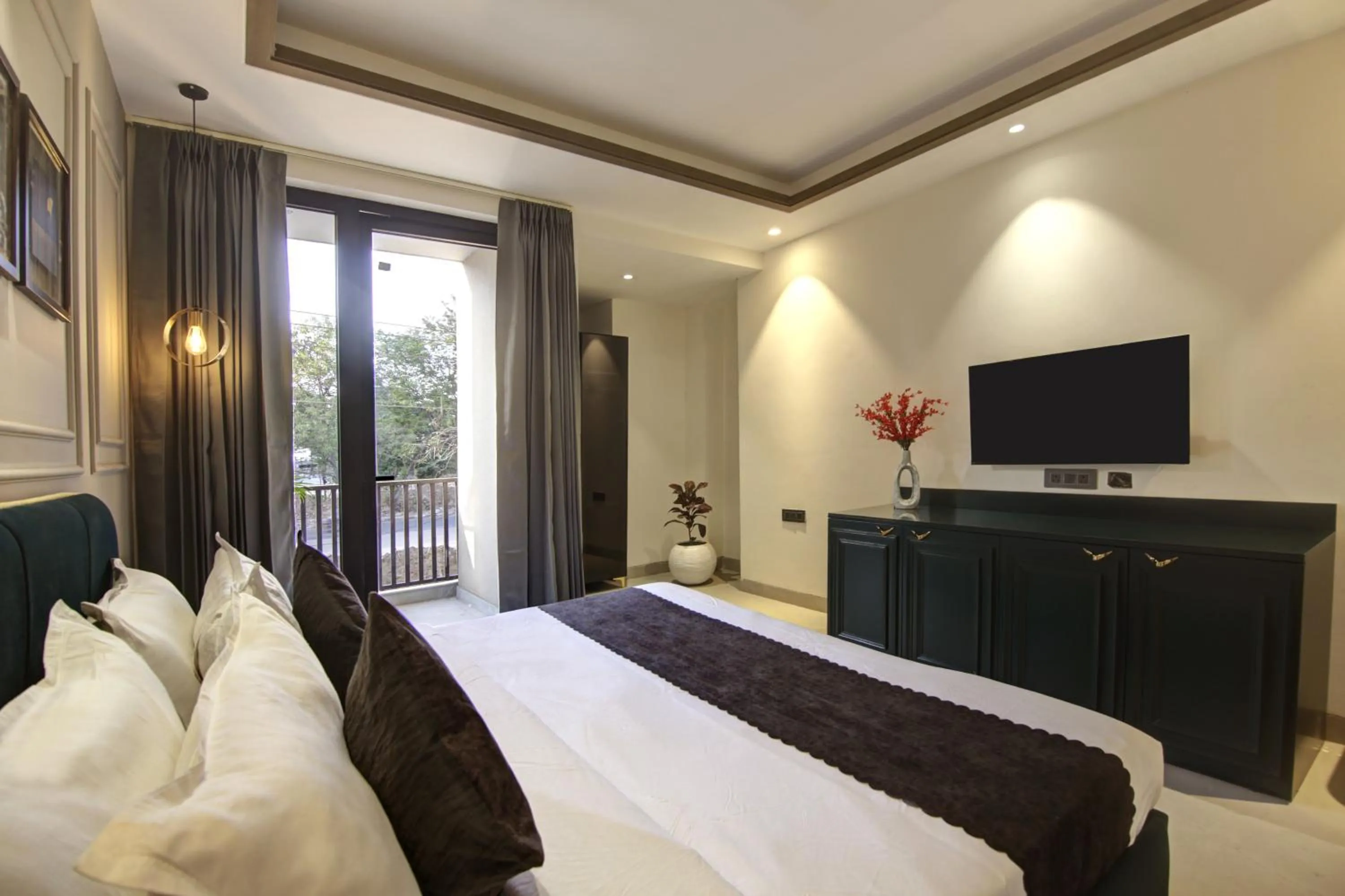 Communal lounge/ TV room, Bed in Saltstayz Premier - Galleria Market Road & Sector 27