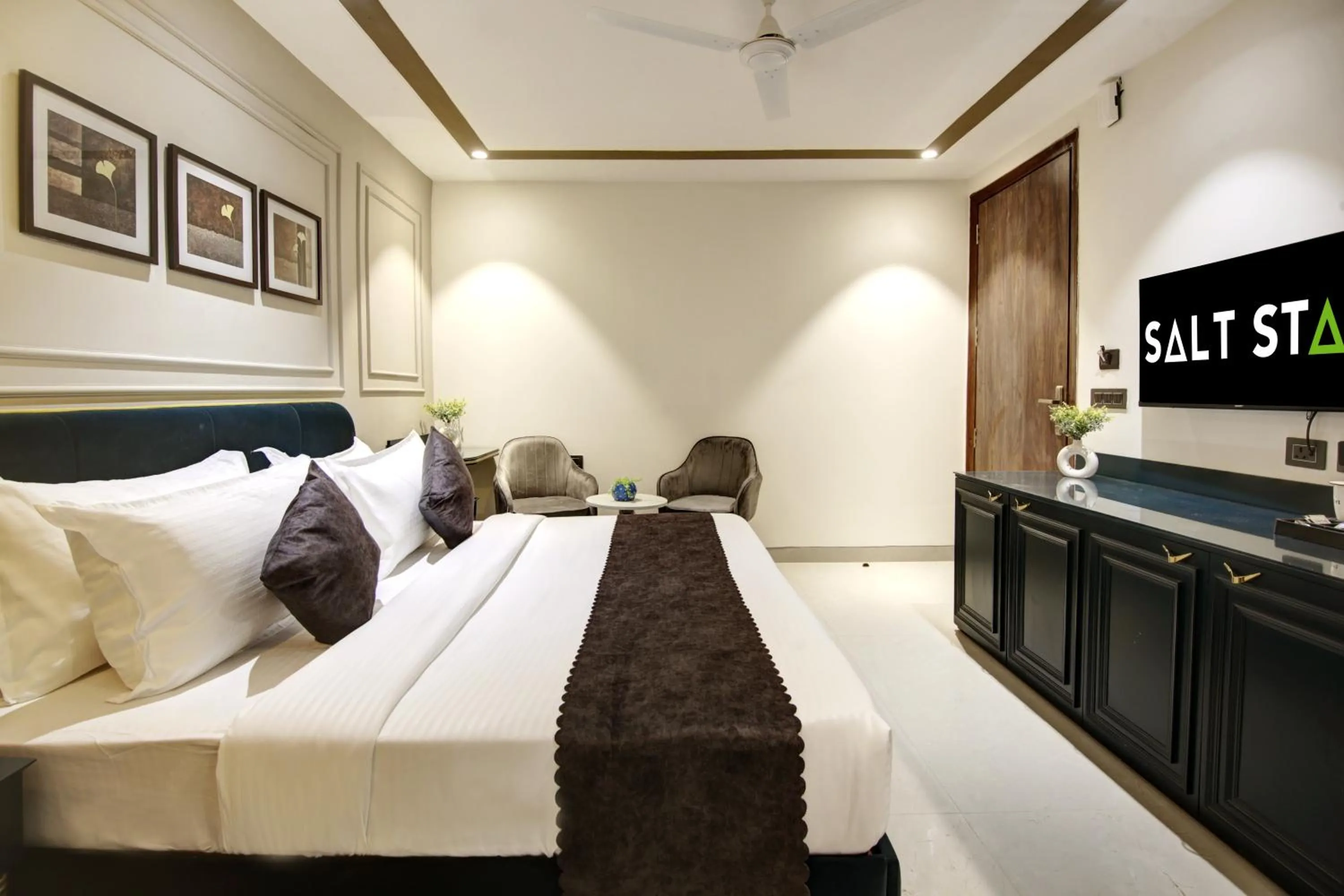 Bed in Saltstayz Premier - Galleria Market Road & Sector 27