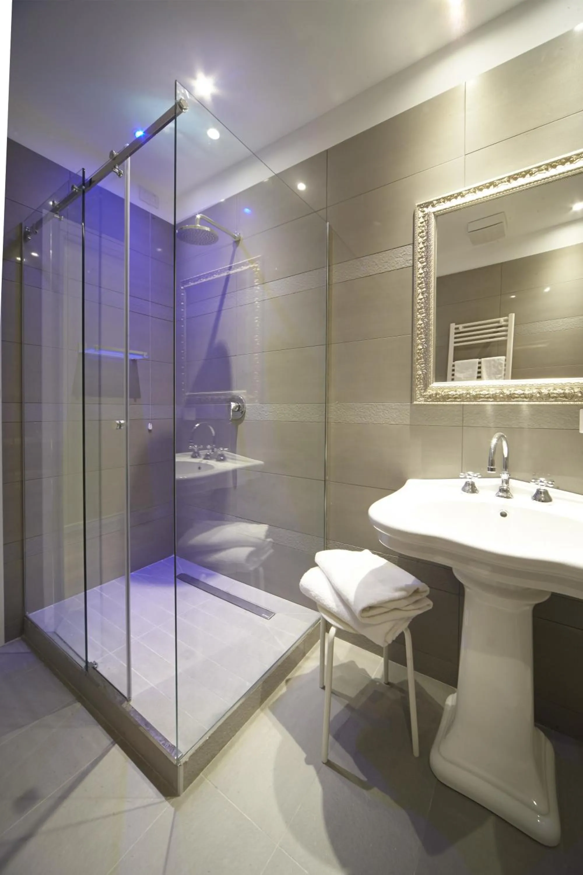 Bathroom in Navigliotel 19 - Rooms & Suites