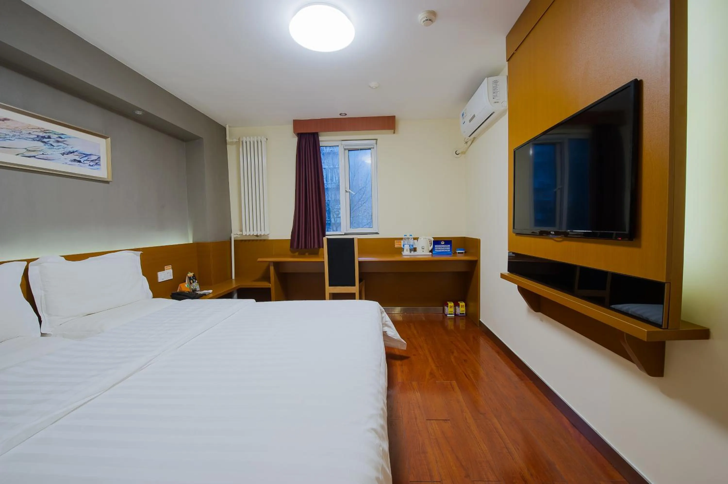 Photo of the whole room, Bed in 7Days Premium Shenzhen Che Gong Miao