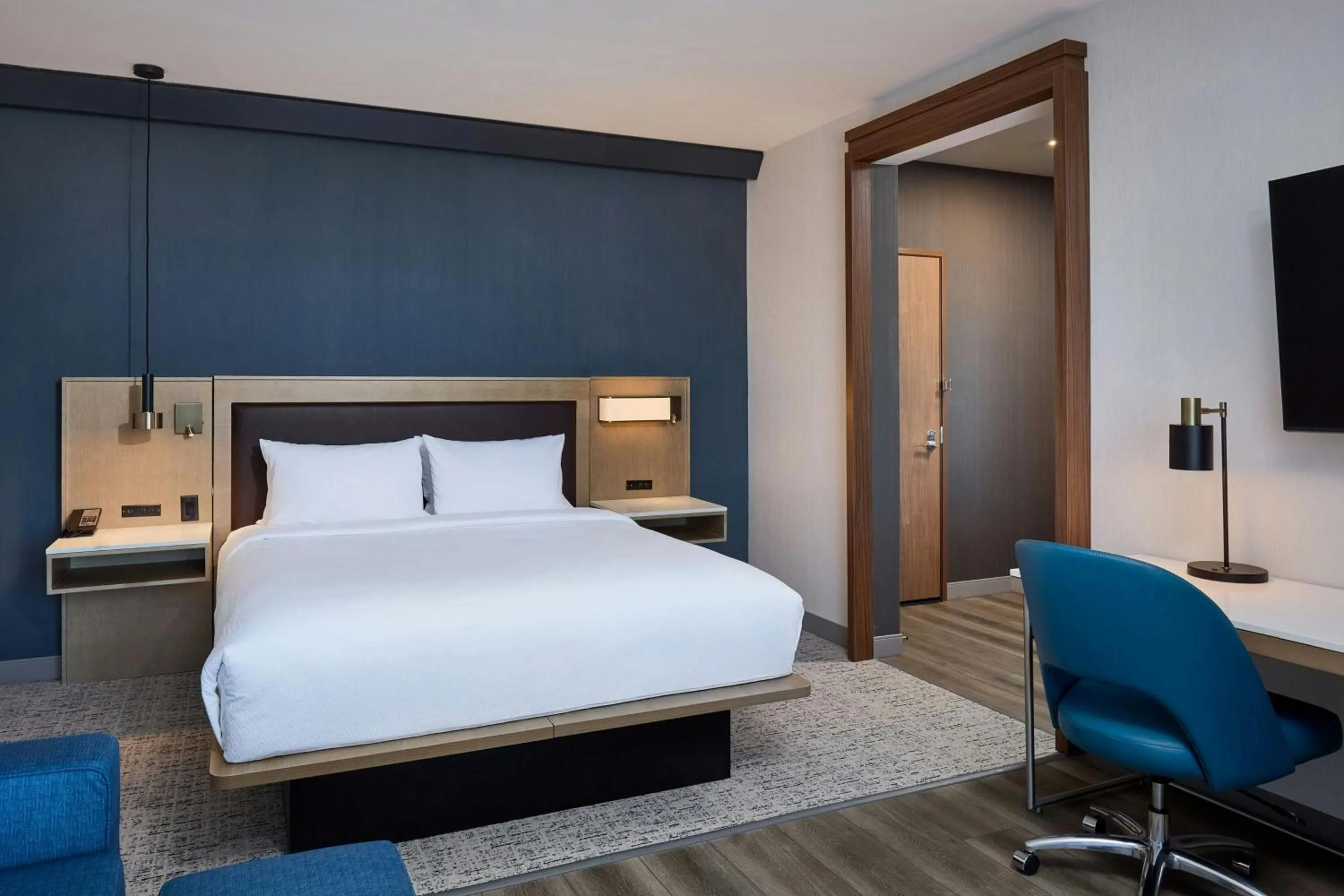 Photo of the whole room, Bed in Courtyard by Marriott Denver Downtown West