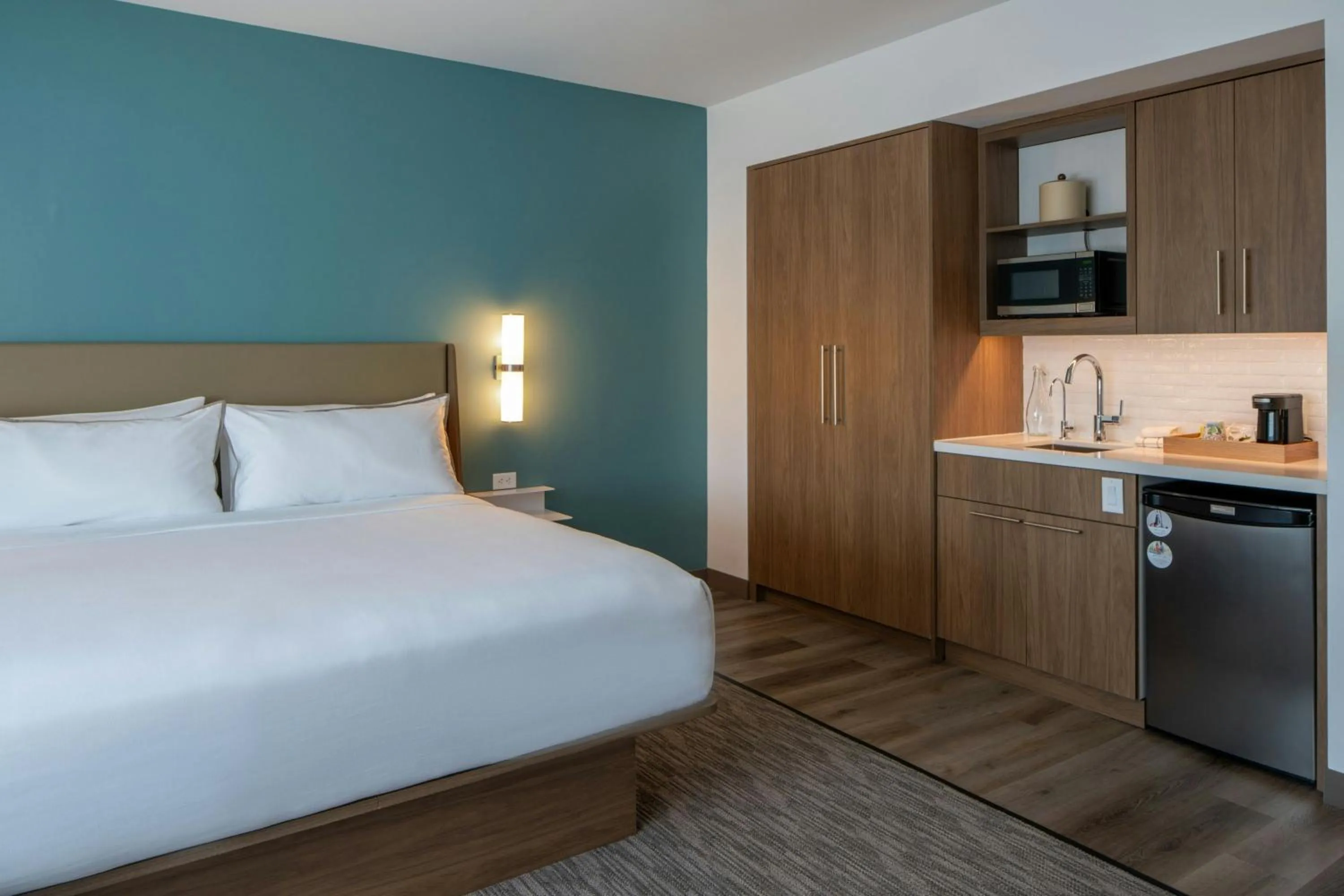 Photo of the whole room, Bed in Element Carmel