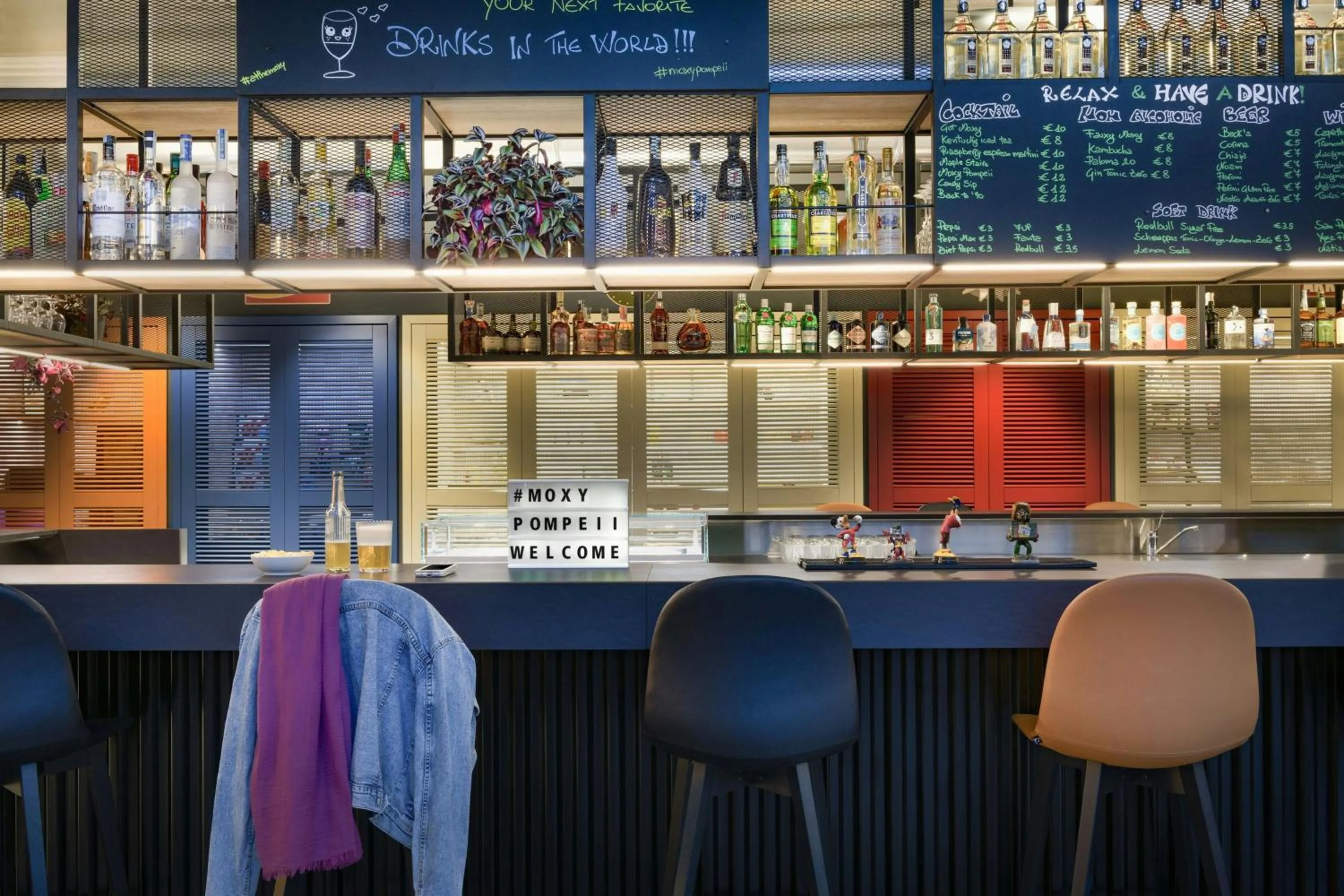 Lounge or bar in Moxy Pompeii