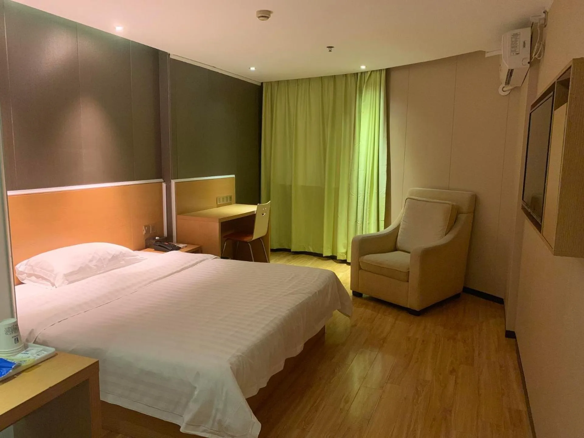 Bed in 7Days Inn Yunfu Luoding Central