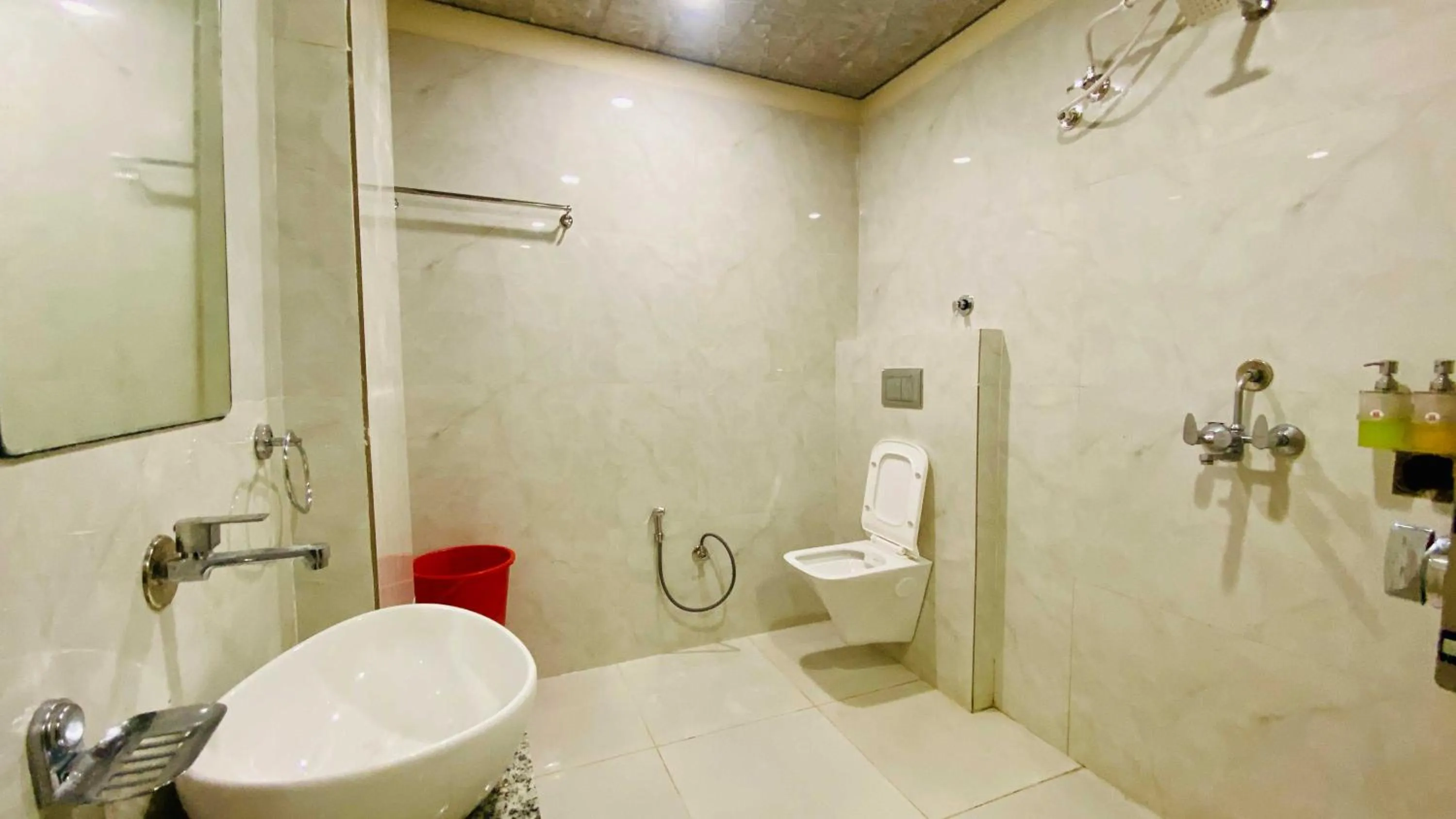 Shower in Hotel Krishnarchana