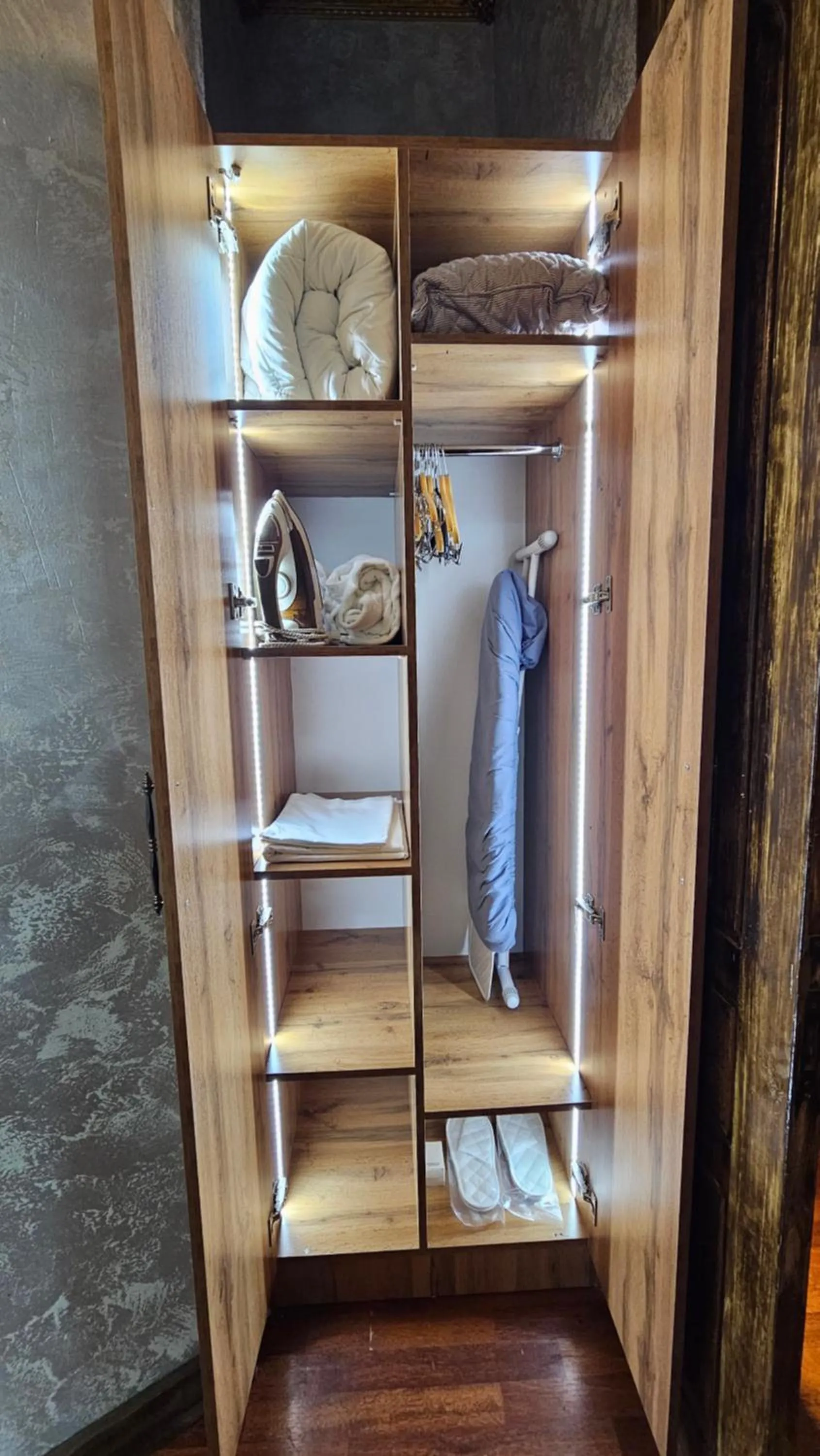 wardrobe in Apartments History 1870