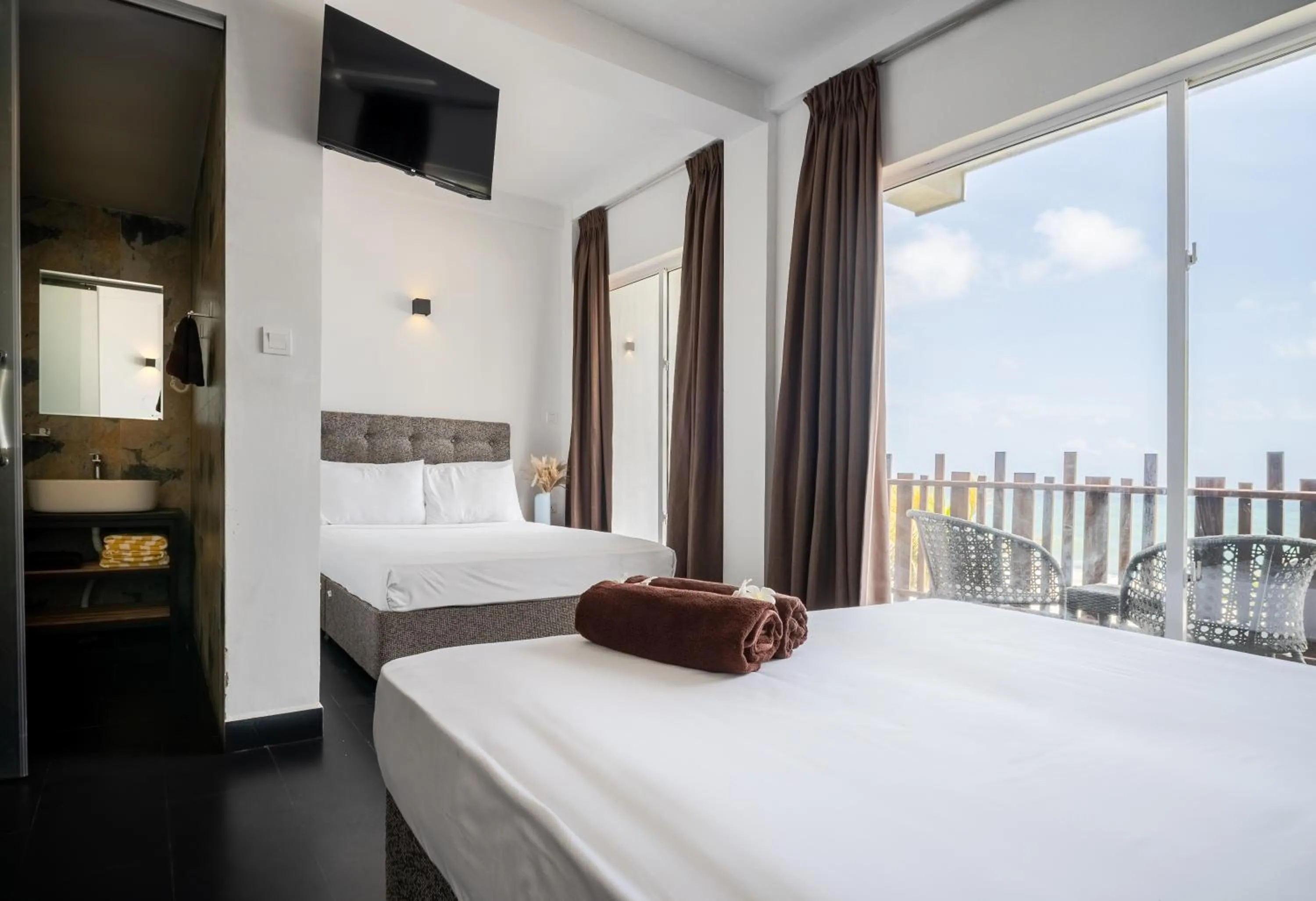 Bed in Moi Induruwa by DBI