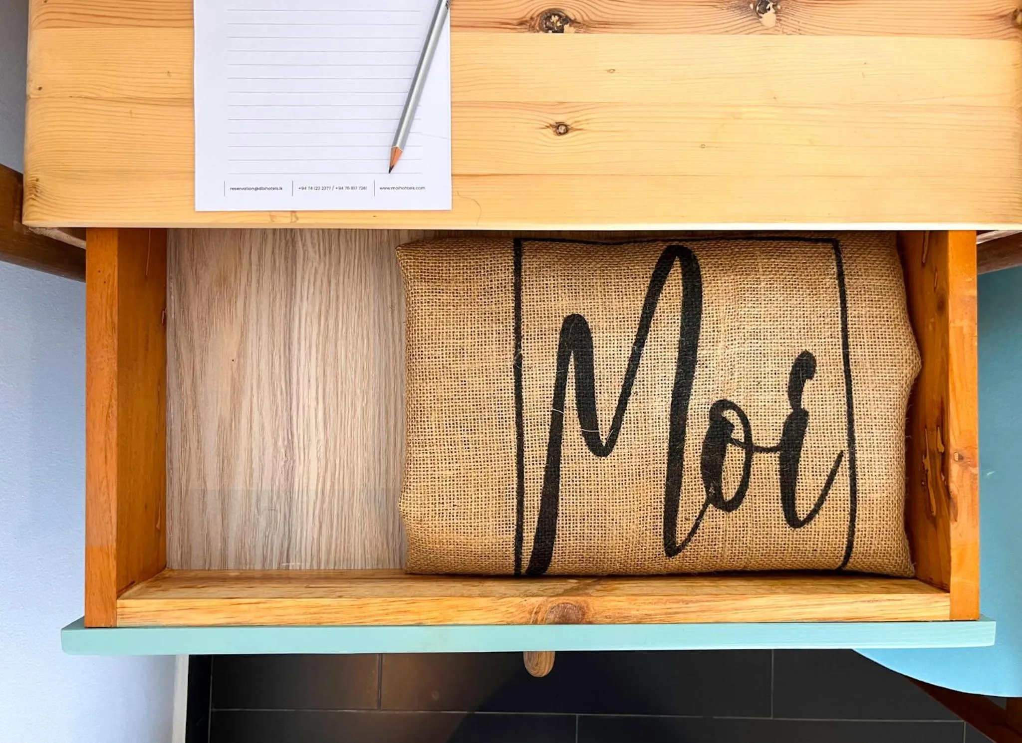 Text overlay in Moi Induruwa by DBI