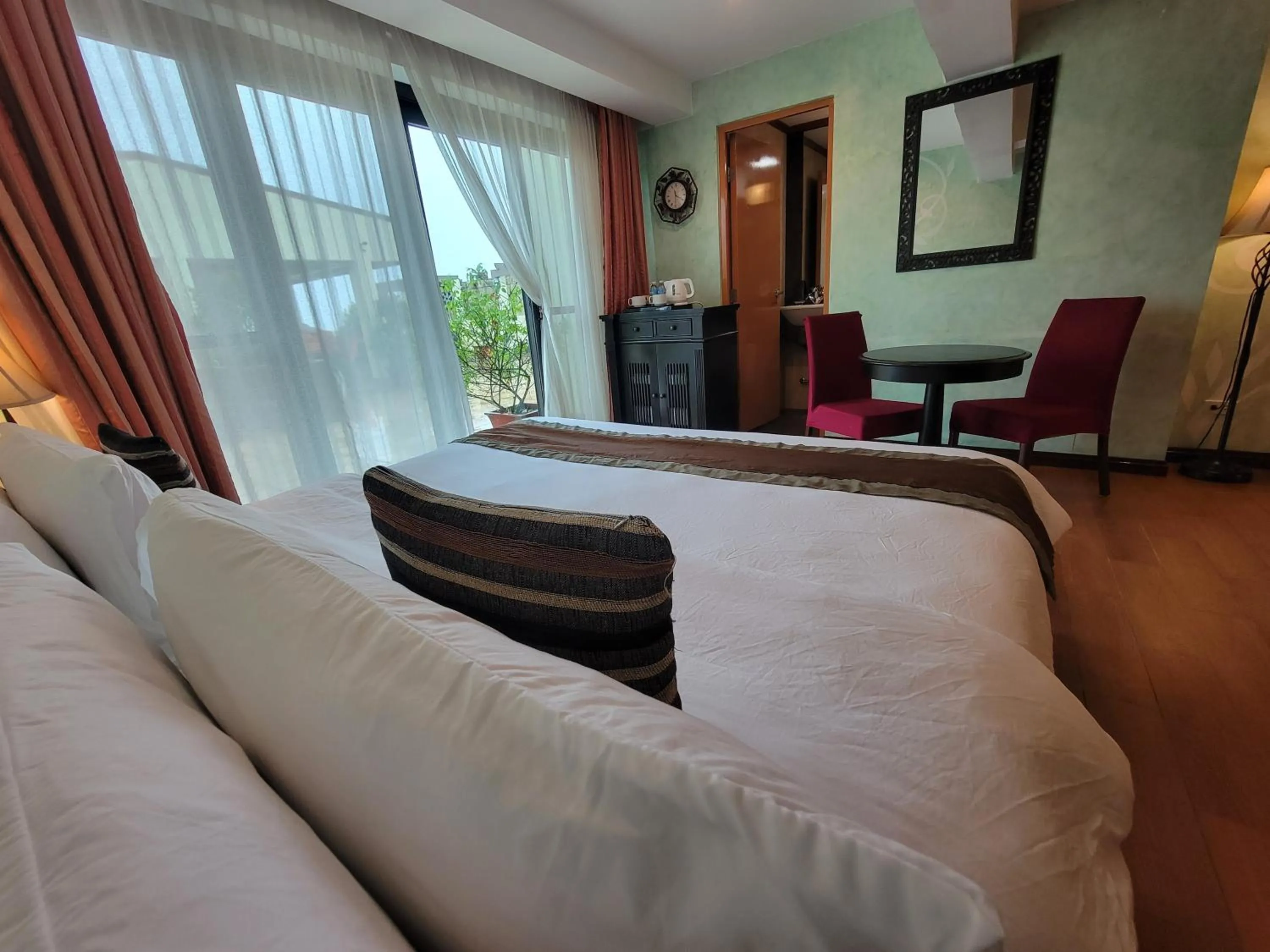 Patio, Bed in Lee Boutique Hotel Tagaytay