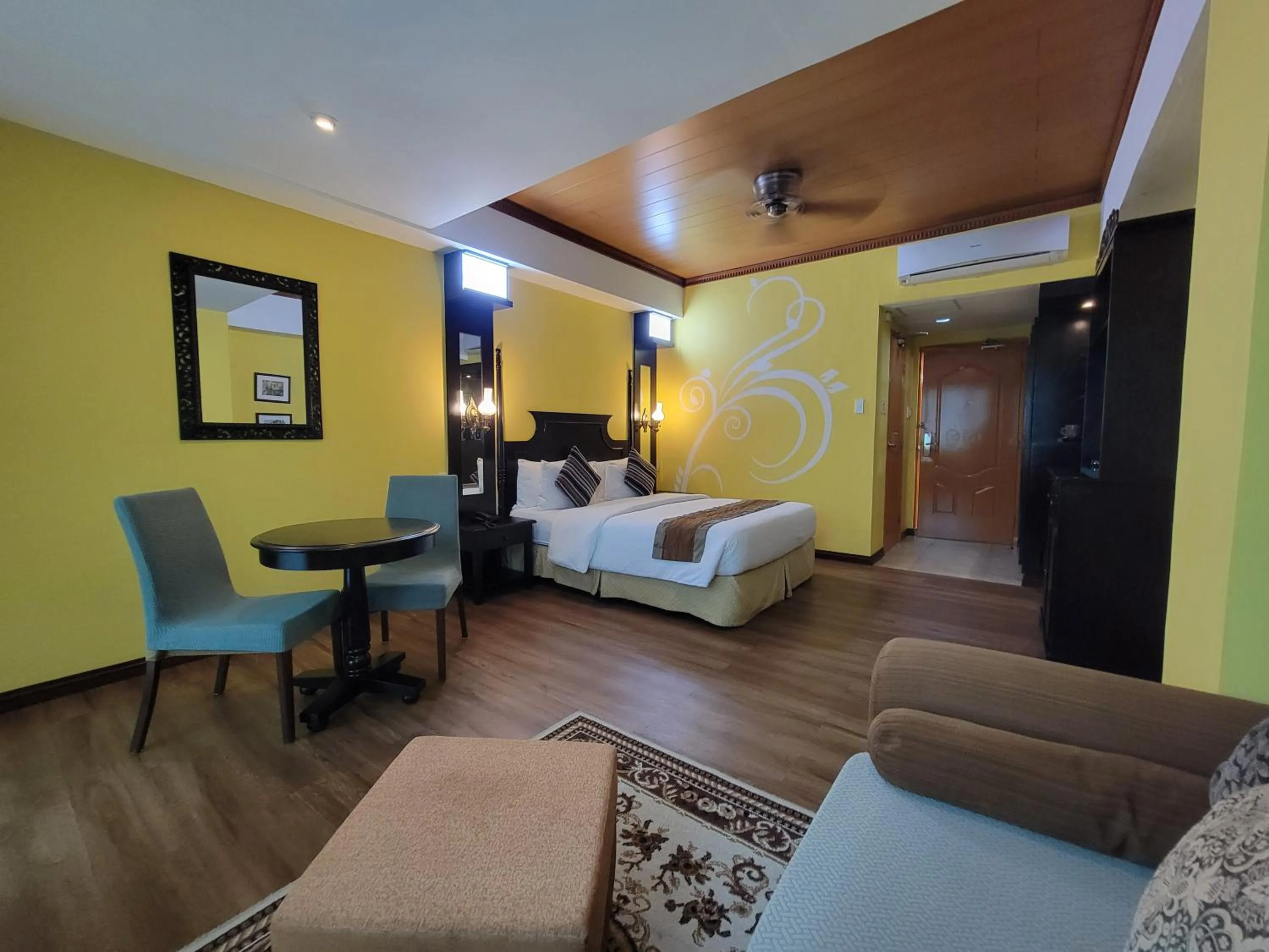 Guests, Bed in Lee Boutique Hotel Tagaytay
