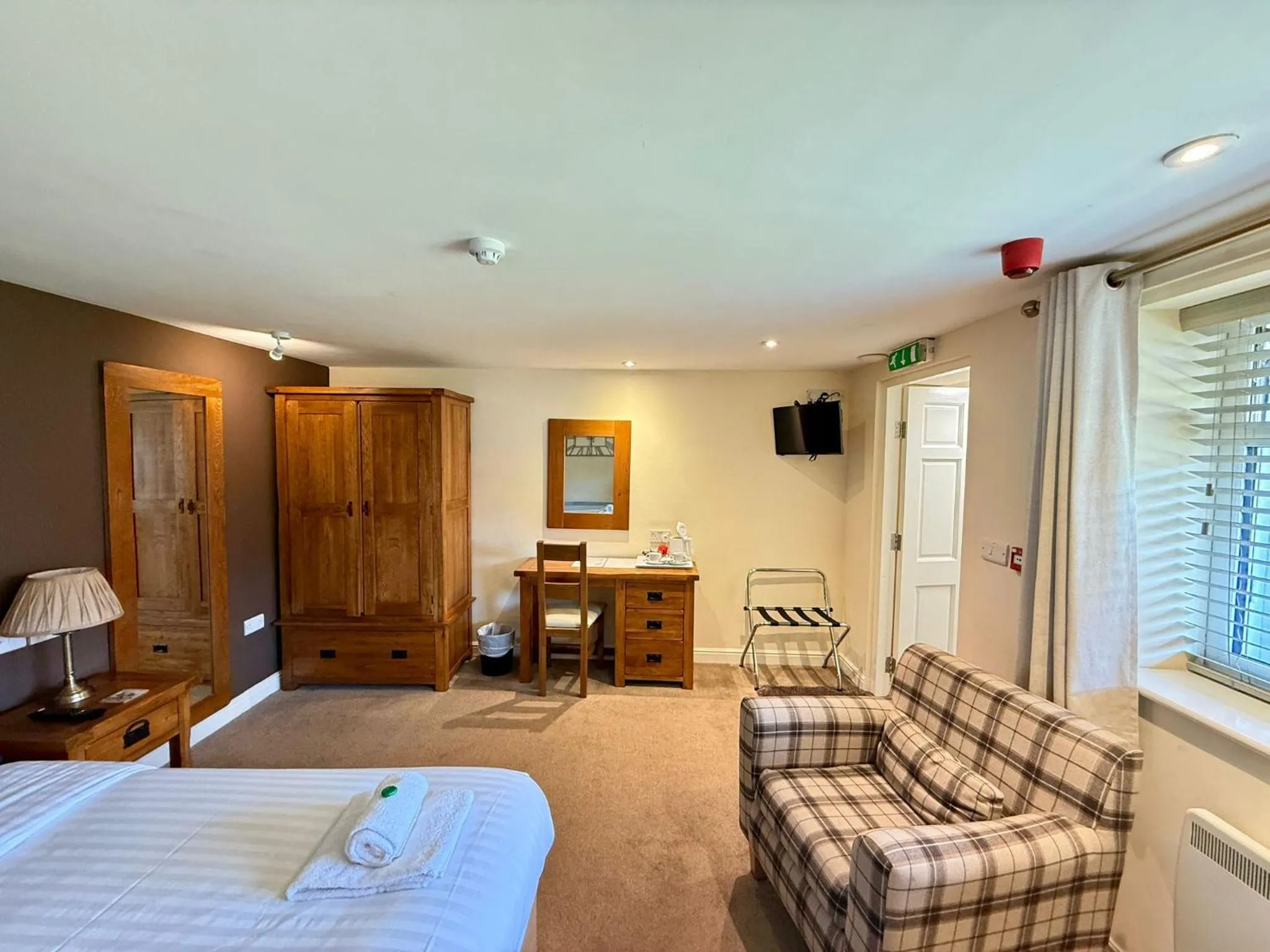 Seating area, Bed in The Woodman Inn