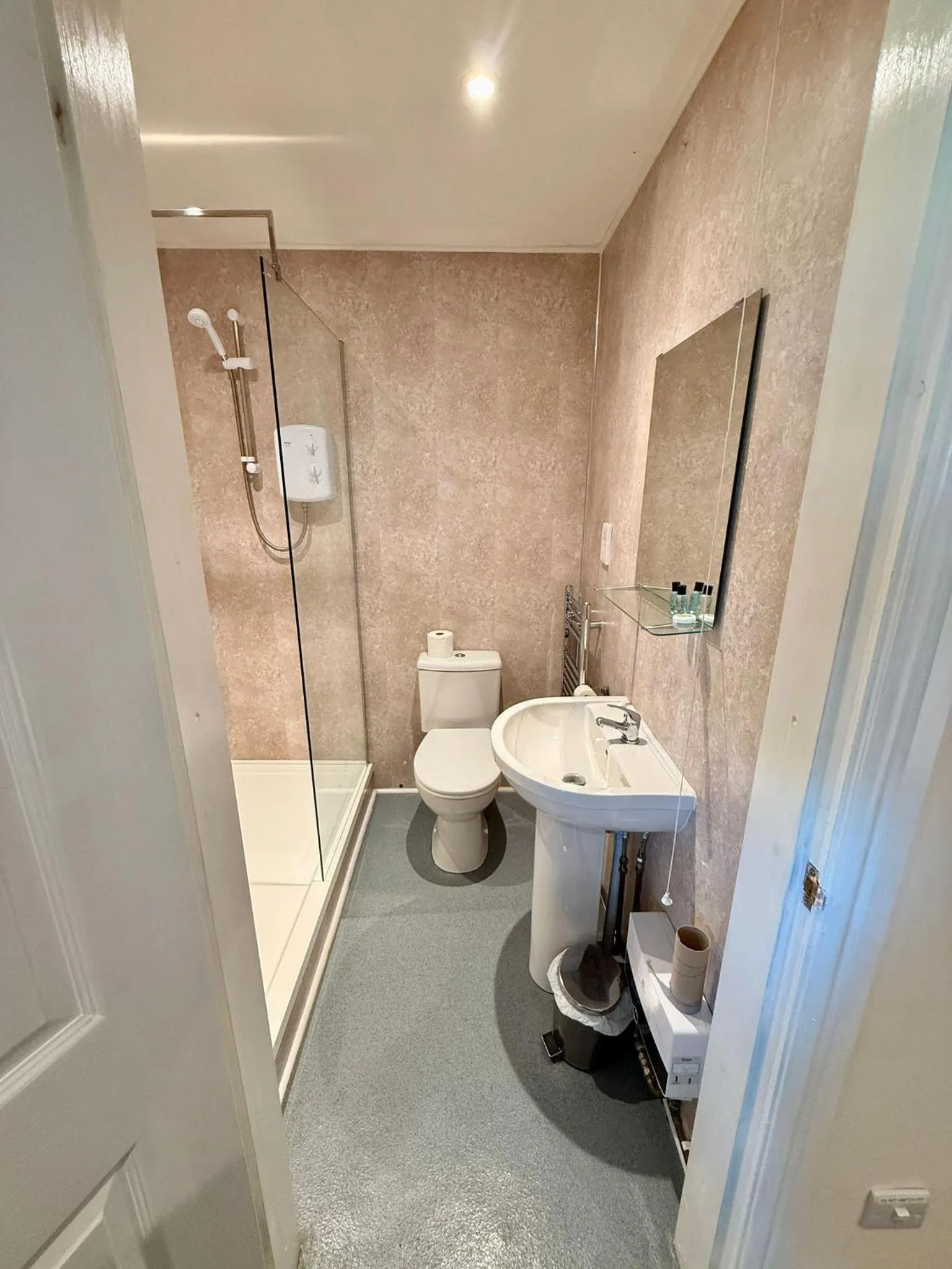 Shower in The Woodman Inn