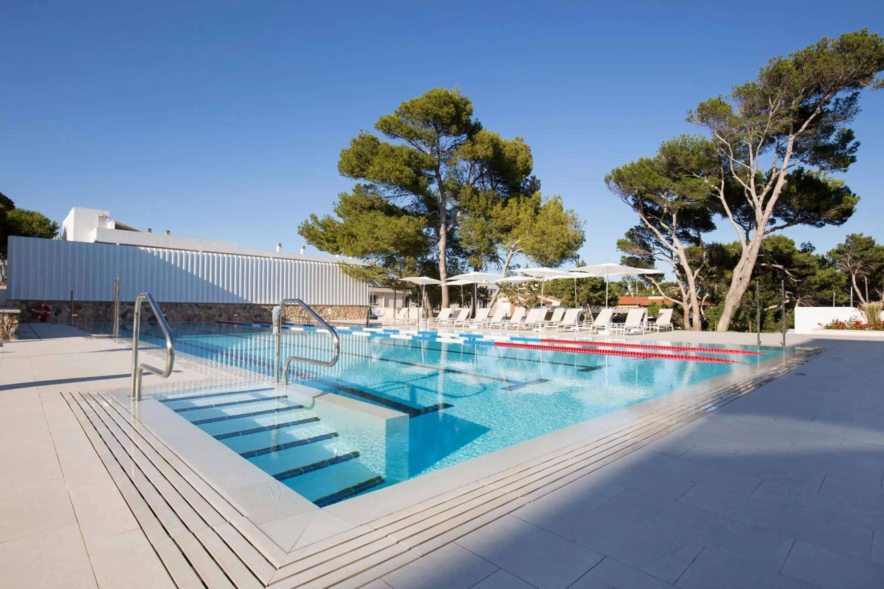 Swimming pool in Hotel Bella Playa & Spa