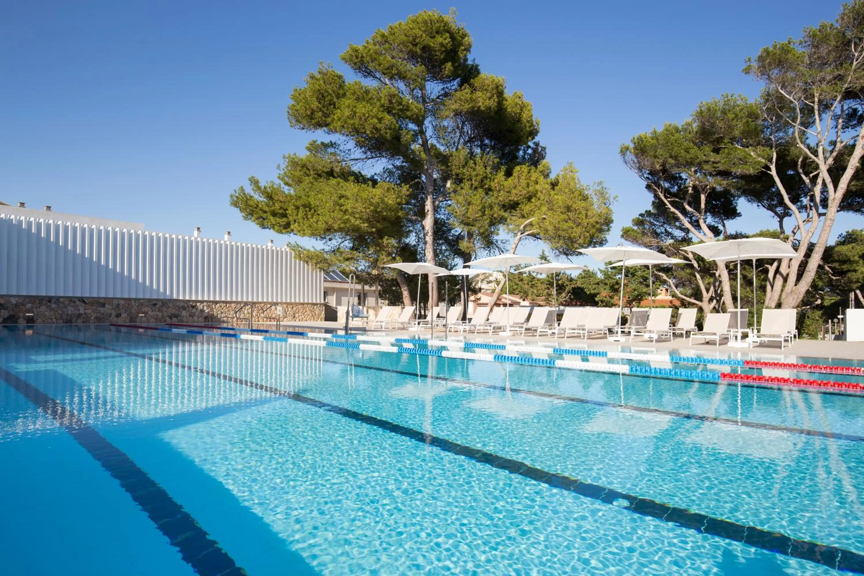 Swimming pool in Hotel Bella Playa & Spa