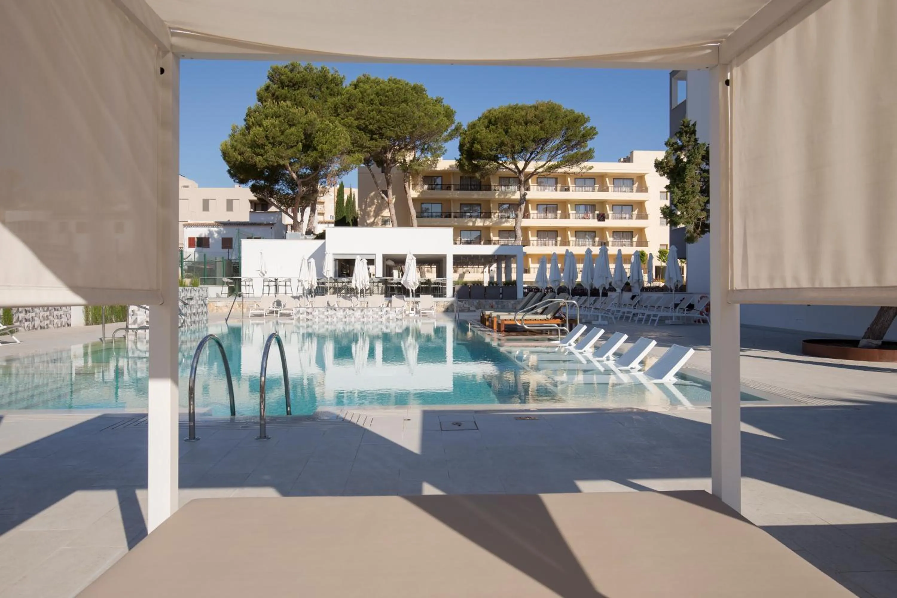 Swimming pool in Hotel Bella Playa & Spa