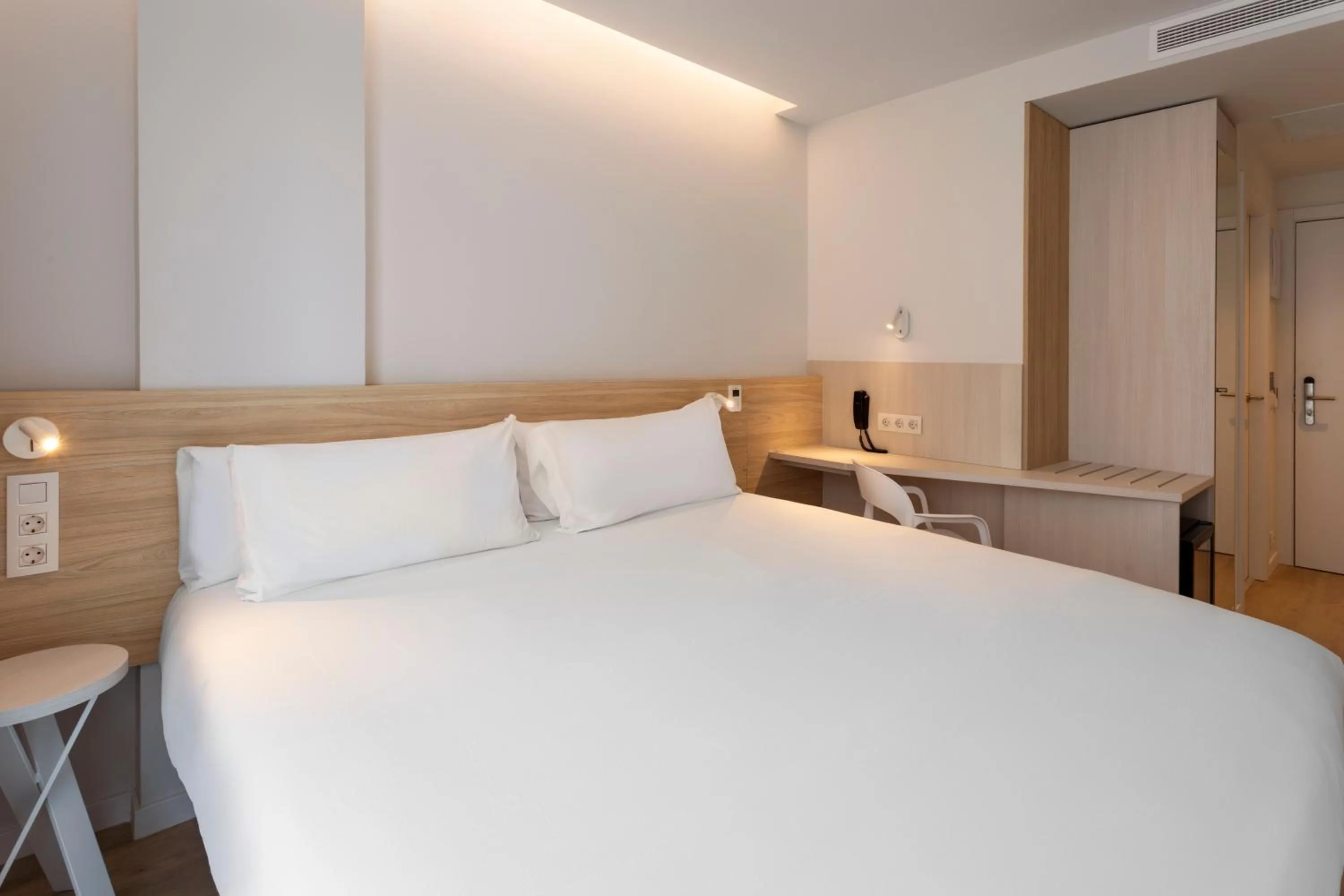 Bedroom, Bed in B&B HOTEL Alicante Centro