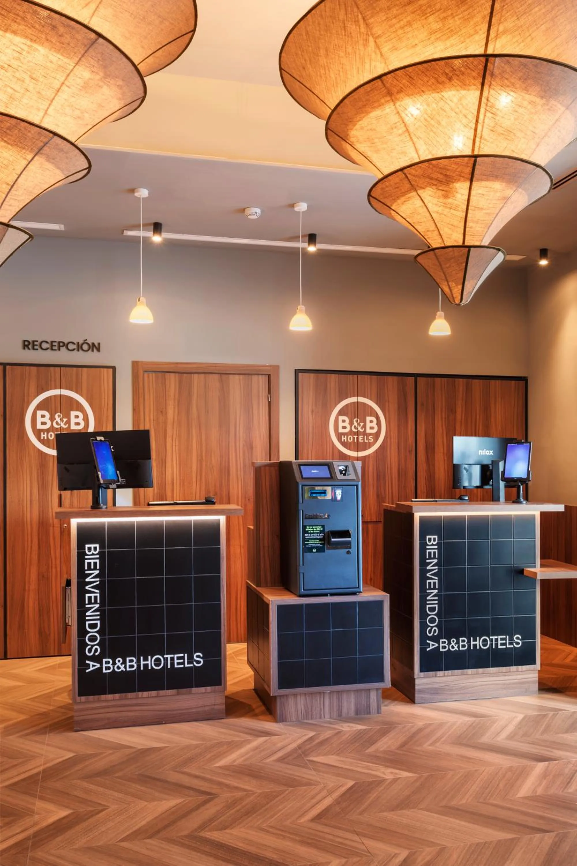 Lobby or reception in B&B HOTEL Alicante Centro