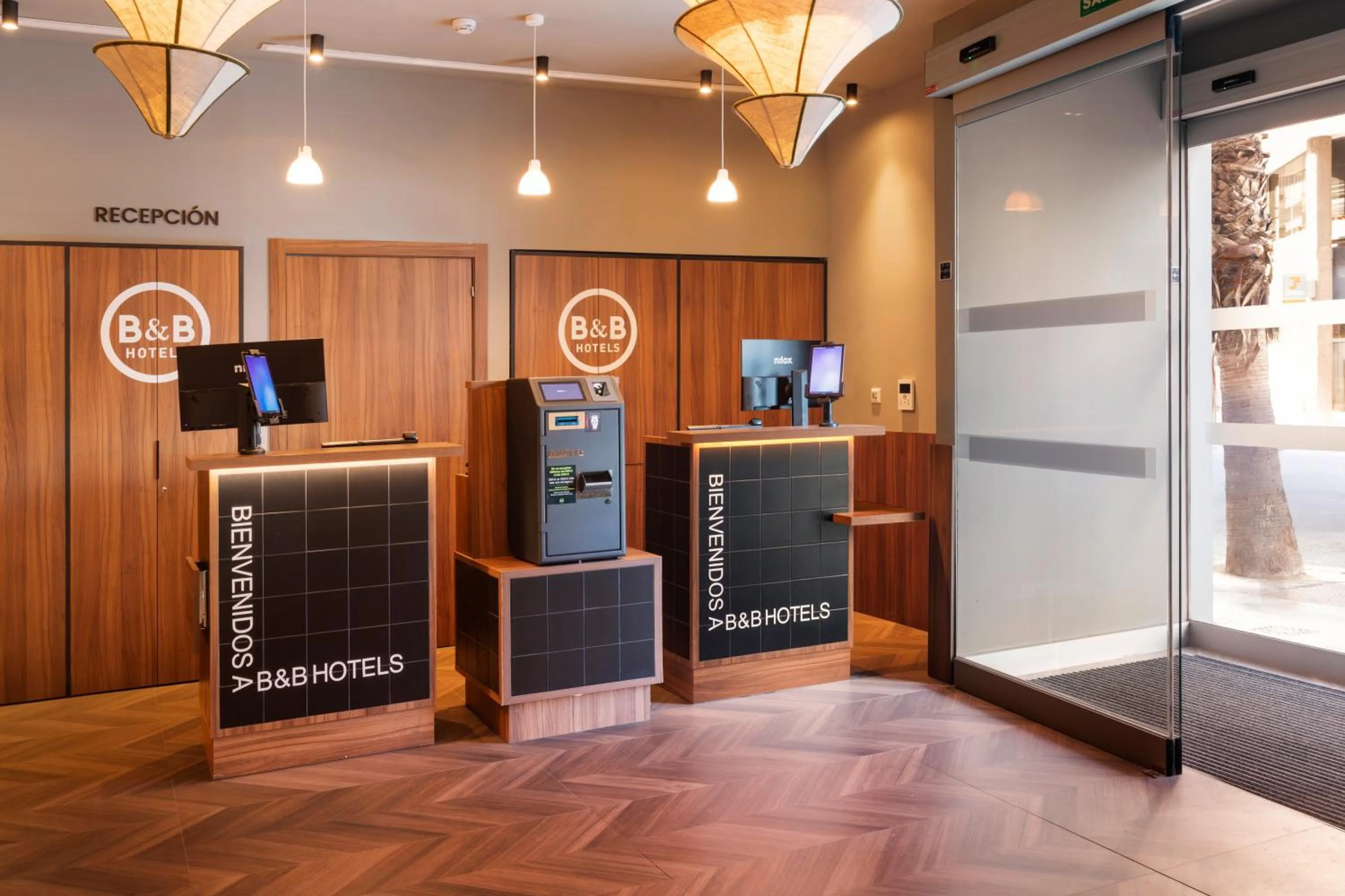 Lobby or reception in B&B HOTEL Alicante Centro