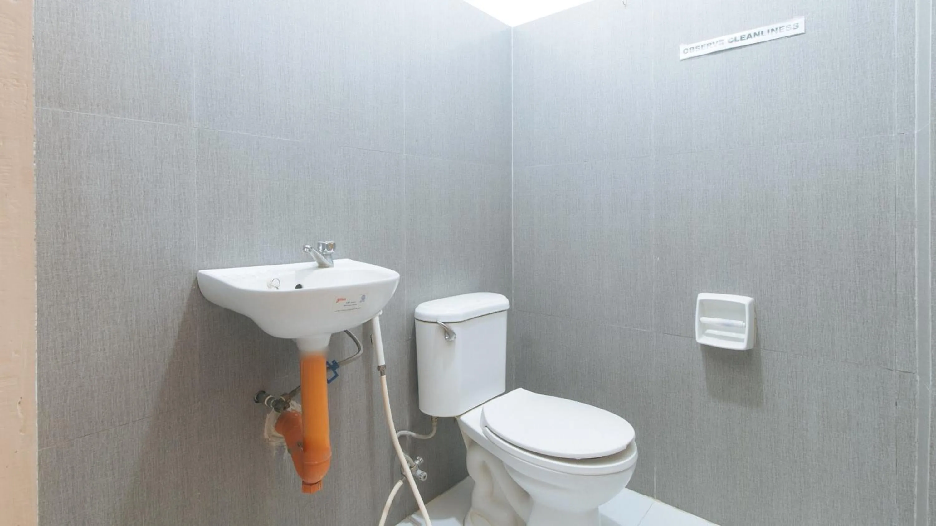 Toilet in RedDoorz at Najar Residences near NAIA Terminal