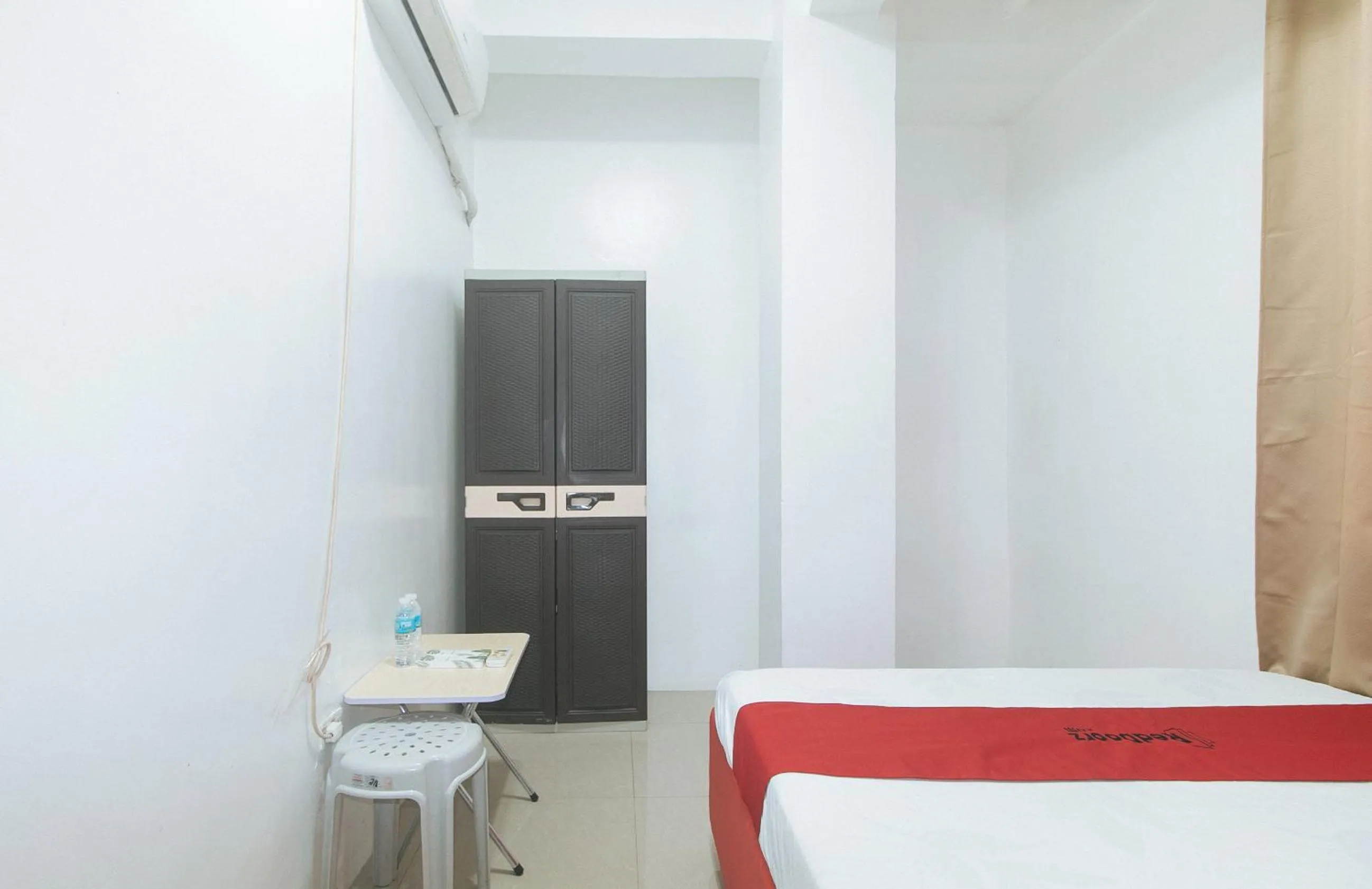 Seating area, Bed in RedDoorz at Najar Residences near NAIA Terminal